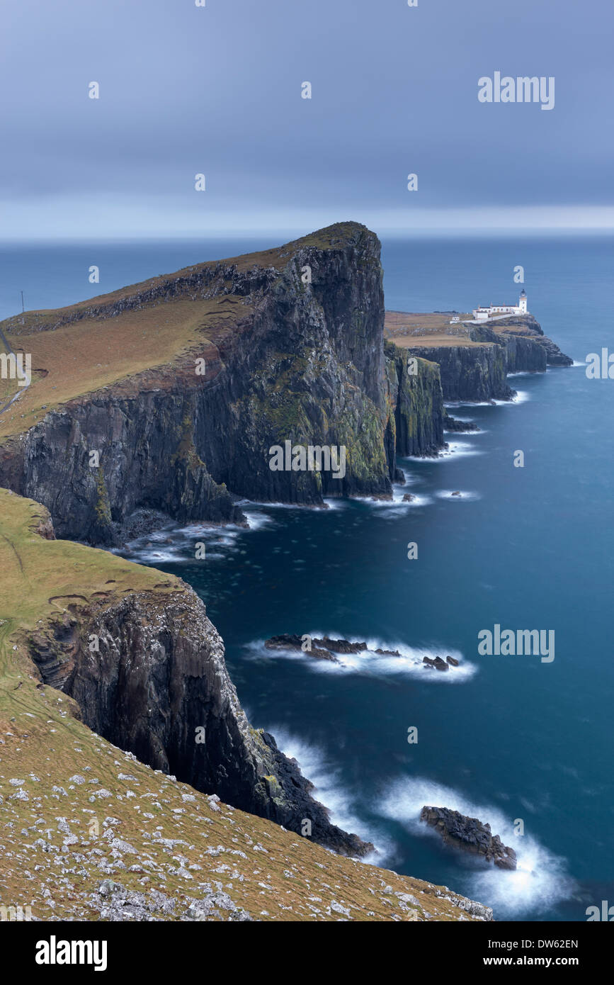 Neist Point Lighthouse, raggiungere il punto più a ovest sull'Isola di Skye in Scozia. Inverno (Novembre) 2013. Foto Stock