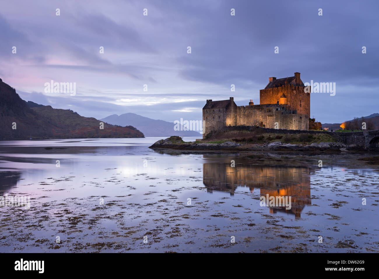 Twilight oltre il Castello Eilean Donan sul Loch Duich, Dornie, Scozia. Inverno (Novembre) 2013. Foto Stock