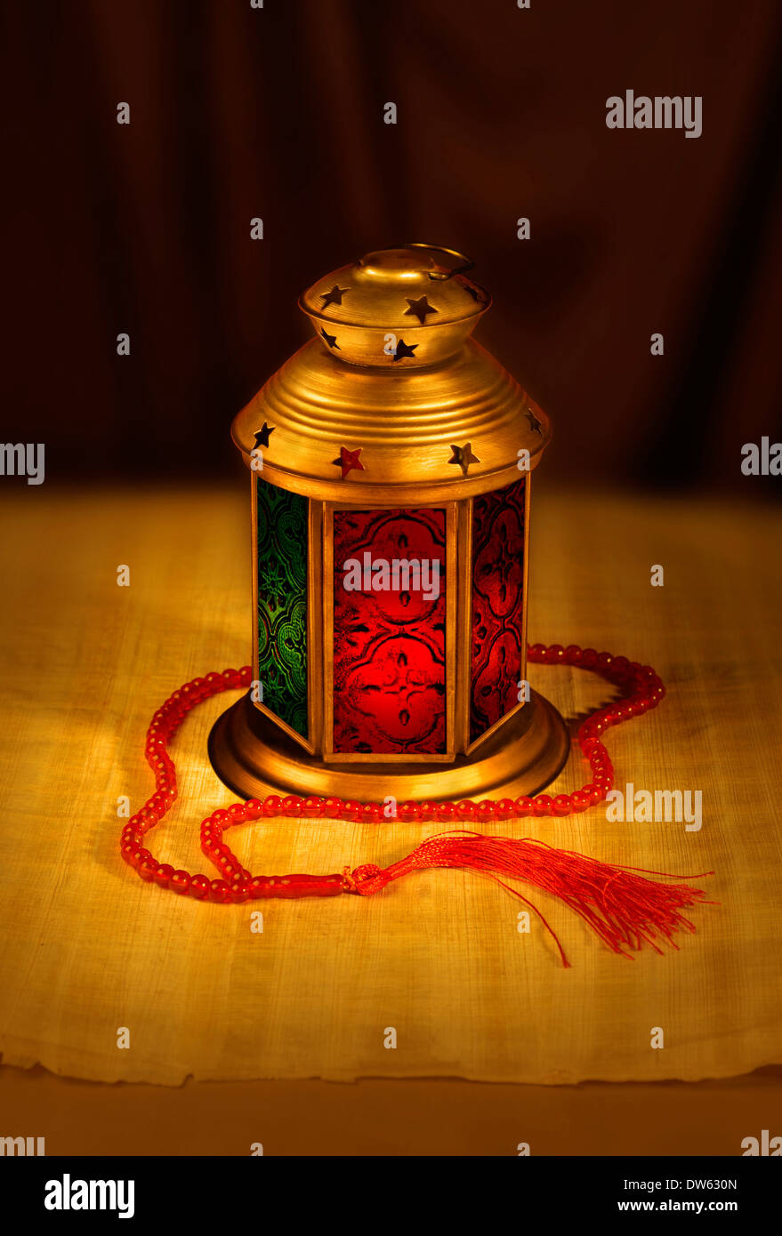 Bellissima lanterna tradizionale egiziana con rosario islamico. Un'antica lampada araba e un rosario girato in studio. Foto Stock