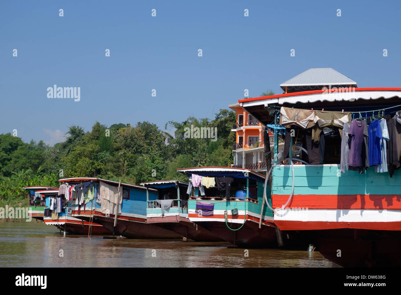 'Slow barche' parcheggiato presso la città di confine di Huay Xai, Laos. Foto Stock