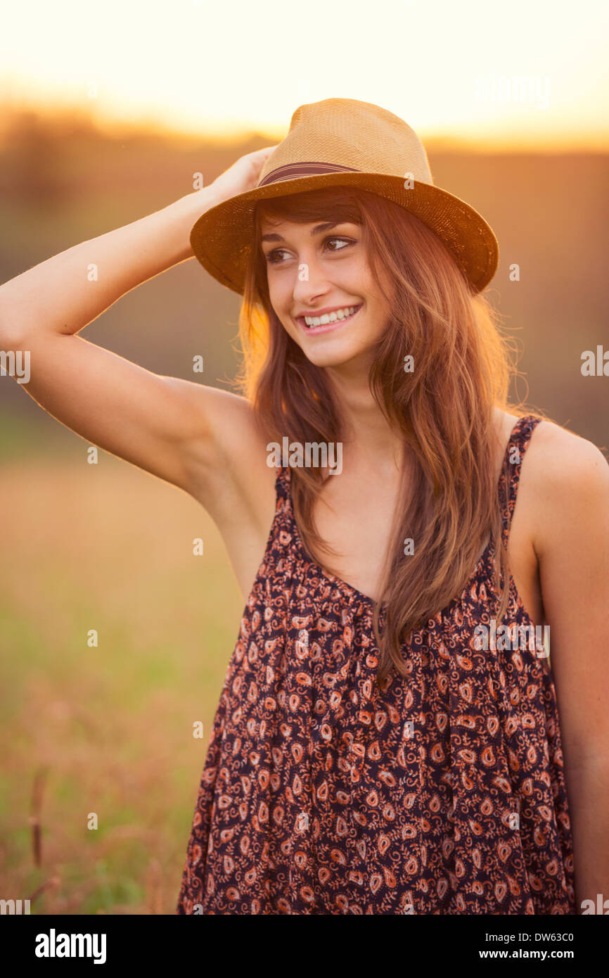 Bella donna felice in campo oro al tramonto e spensierato stile di vita sano, colori vivaci, Retroilluminato toni caldi Foto Stock