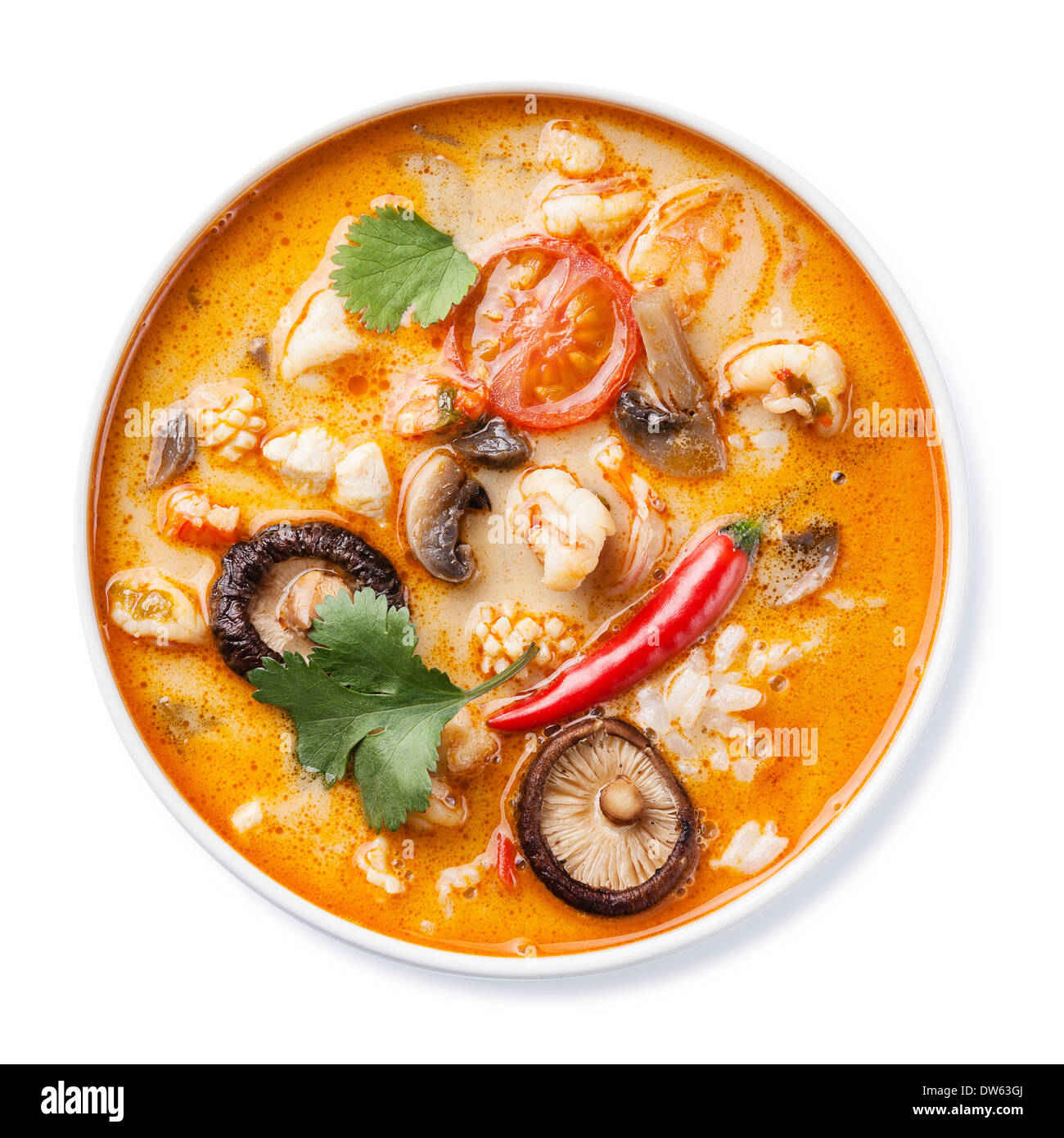 Piccante zuppa tailandese Tom Yam con latte di cocco, peperoncino e frutti di mare Foto Stock