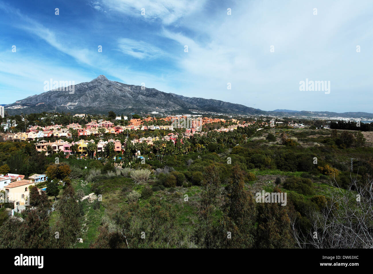 Vista delle case di lusso ai piedi di La Concha montagna vicino a Marbella Foto Stock