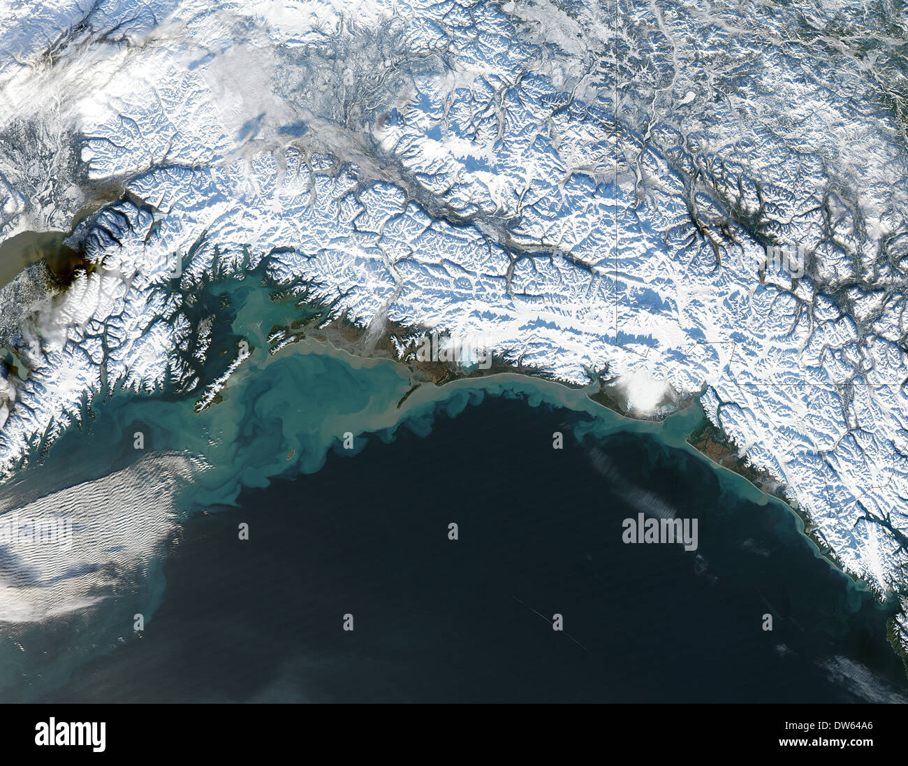 Periodo caldo in Alaska Gen 2104. Ghiaccio fondente e sedimenti in runoff fluviale è visibile dallo spazio. Foto Stock