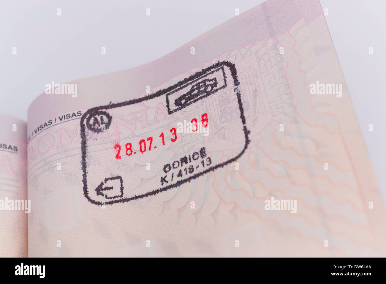 Doganale albanese timbro sul passaporto rumeno per uscire dalla stazione Gorice in auto Foto Stock