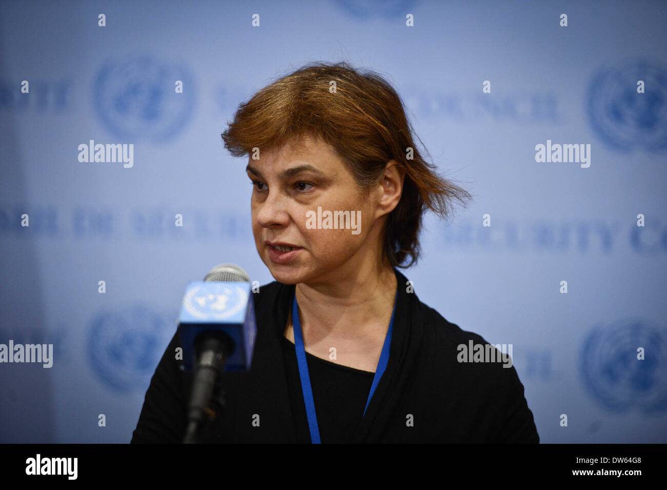 New York. 1 Marzo, 2014. In Lituania il rappresentante permanente presso le Nazioni Unite Raimonda Murmokaite, il cui Paese detiene la presidenza di turno del Consiglio di Sicurezza delle Nazioni Unite per il mese di febbraio, parla ai giornalisti dopo aver partecipato a una riunione del Consiglio di Sicurezza delle Nazioni Unite sulla situazione in Ucraina, presso la sede delle Nazioni Unite a New York, il 28 febbraio, 2014. Il Consiglio di Sicurezza delle Nazioni Unite si è riunito a porte chiuse il venerdì per discutere la situazione in Ucraina, poco dopo che uomini armati hanno preso su aeroporti in Ucraina la Crimea regione. Credito: Niu Xiaolei/Xinhua/Alamy Live News Foto Stock
