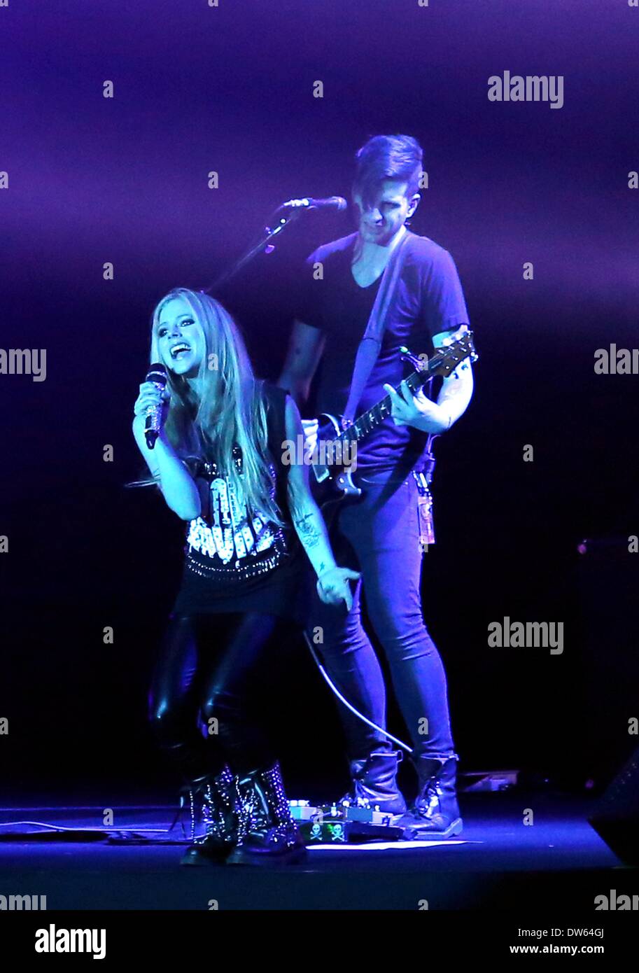 Nanjing, cinese della provincia di Jiangsu. 28 feb 2014. Il cantante canadese Avril Lavigne (L) compie durante il suo concerto "Avril Lavigne Live in Cina 2014' a Nanjing Olympic Sports Center palestra in Nanjing, a est della capitale cinese della provincia di Jiangsu, 28 febbraio, 2014. Credito: Yan Minhang/Xinhua/Alamy Live News Foto Stock
