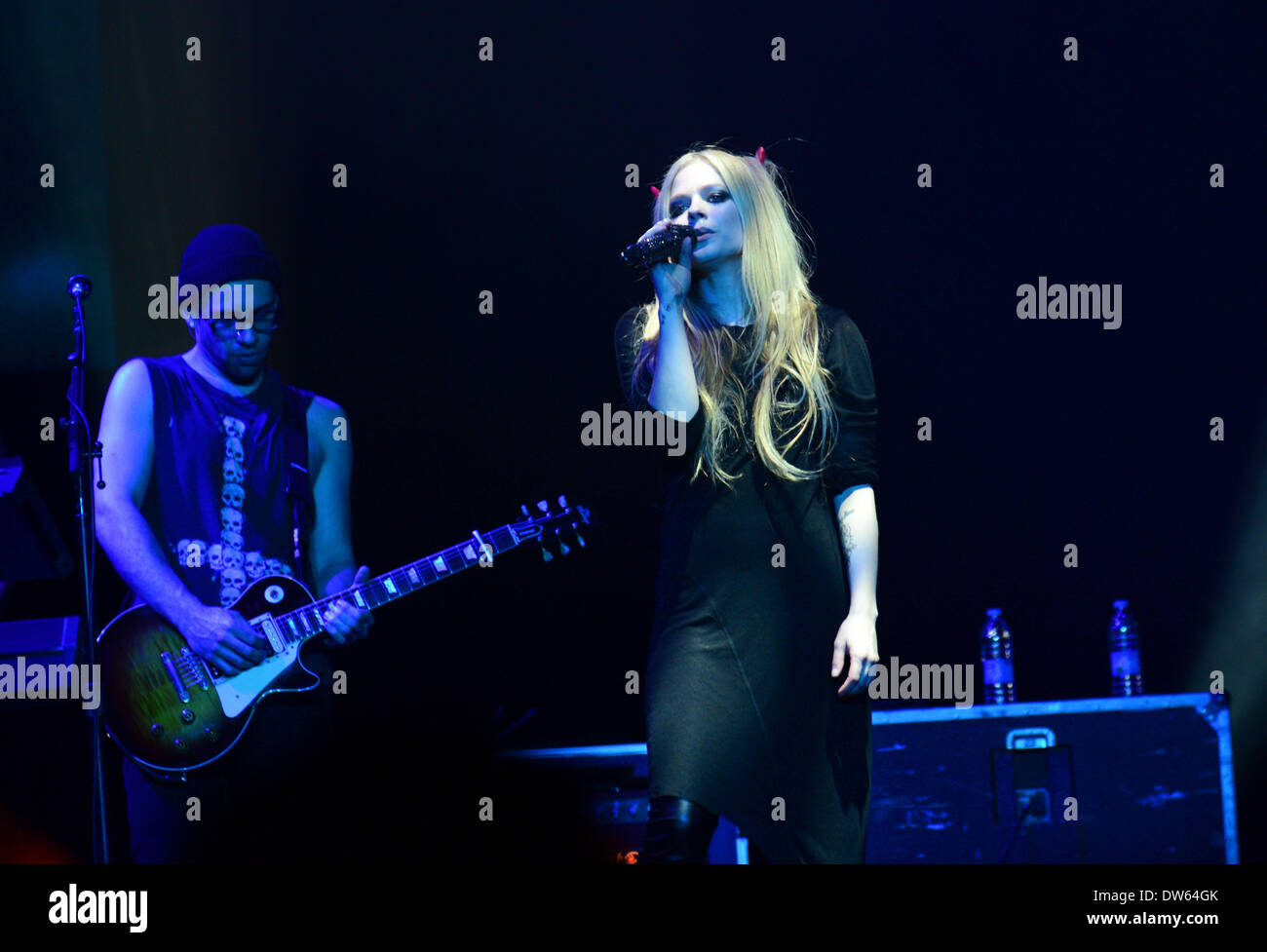 Nanjing, cinese della provincia di Jiangsu. 28 feb 2014. Il cantante canadese Avril Lavigne (R) compie durante il suo concerto "Avril Lavigne Live in Cina 2014' a Nanjing Olympic Sports Center palestra in Nanjing, a est della capitale cinese della provincia di Jiangsu, 28 febbraio, 2014. Credito: Wang Yuewu/Xinhua/Alamy Live News Foto Stock