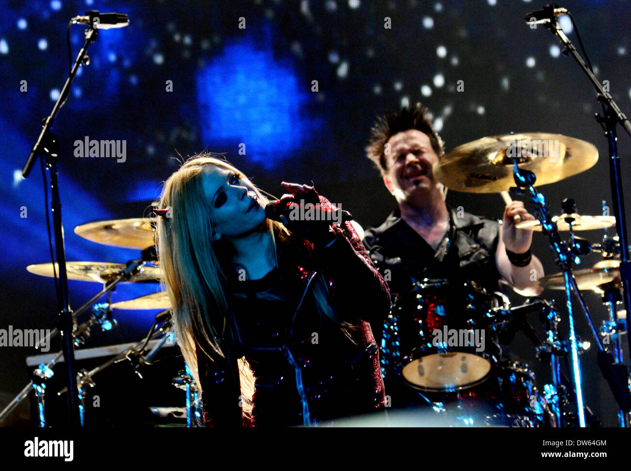 Nanjing, cinese della provincia di Jiangsu. 28 feb 2014. Il cantante canadese Avril Lavigne (L) compie durante il suo concerto "Avril Lavigne Live in Cina 2014' alla Nanjing Olympic Sports Center palestra in Nanjing, a est della capitale cinese della provincia di Jiangsu, 28 febbraio, 2014. Credito: Wang Yuewu/Xinhua/Alamy Live News Foto Stock