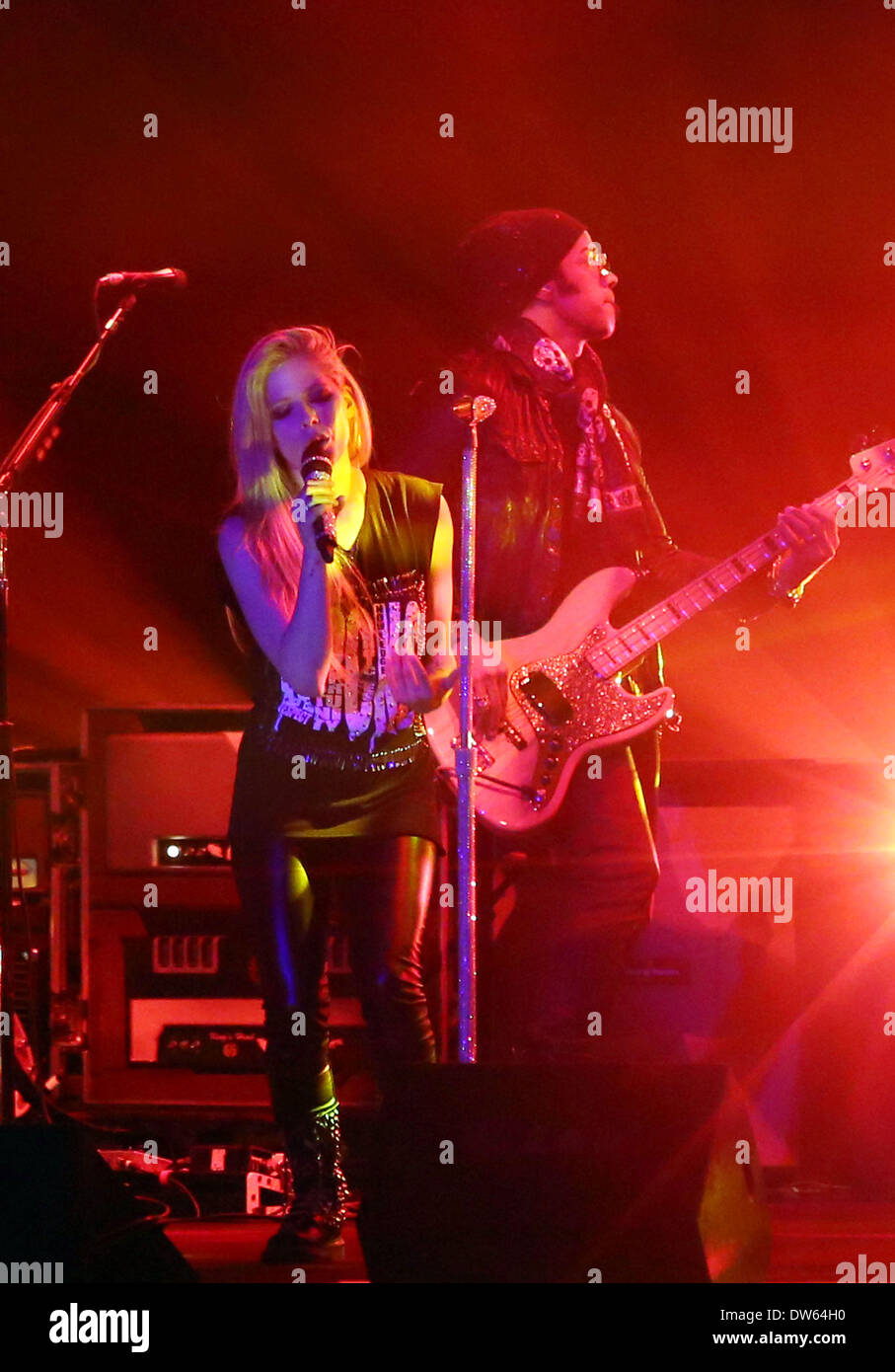 Nanjing, cinese della provincia di Jiangsu. 28 feb 2014. Il cantante canadese Avril Lavigne (L) compie durante il suo concerto "Avril Lavigne Live in Cina 2014' a Nanjing Olympic Sports Center palestra in Nanjing, a est della capitale cinese della provincia di Jiangsu, 28 febbraio, 2014. Credito: Yan Minhang/Xinhua/Alamy Live News Foto Stock