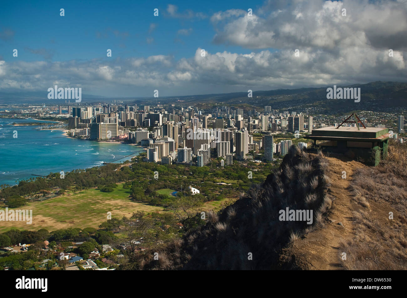 Vista della spiaggia di Waikiki e Honolulu dalla cima del Cratere del Diamond Head Park, Oahu, Hawaii Foto Stock