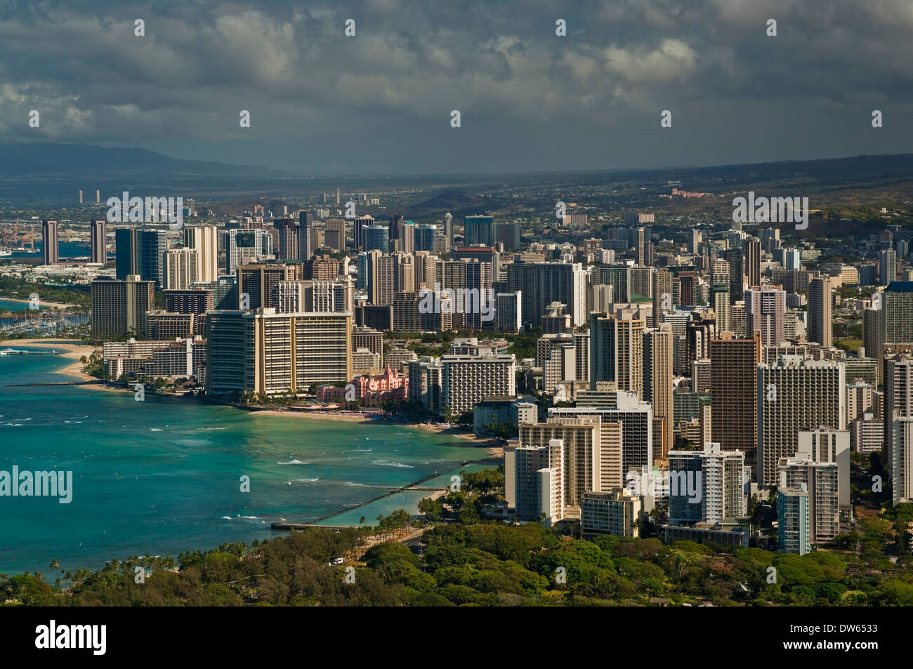 Vista della spiaggia di Waikiki e Honolulu dalla cima del Cratere del Diamond Head Park, Oahu, Hawaii Foto Stock