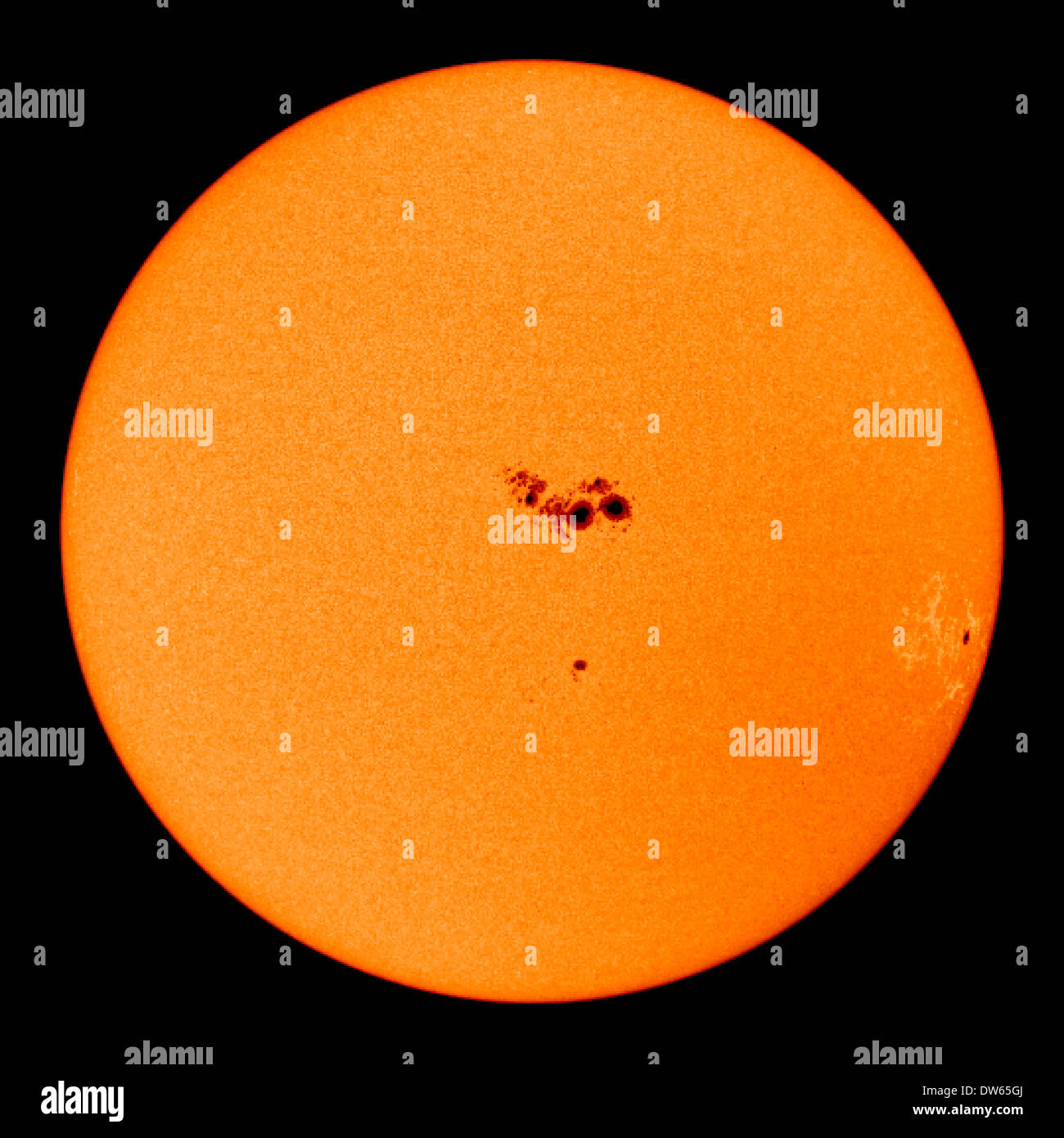 Un grande sunspot 20 volte le dimensioni della terra. Foto Stock