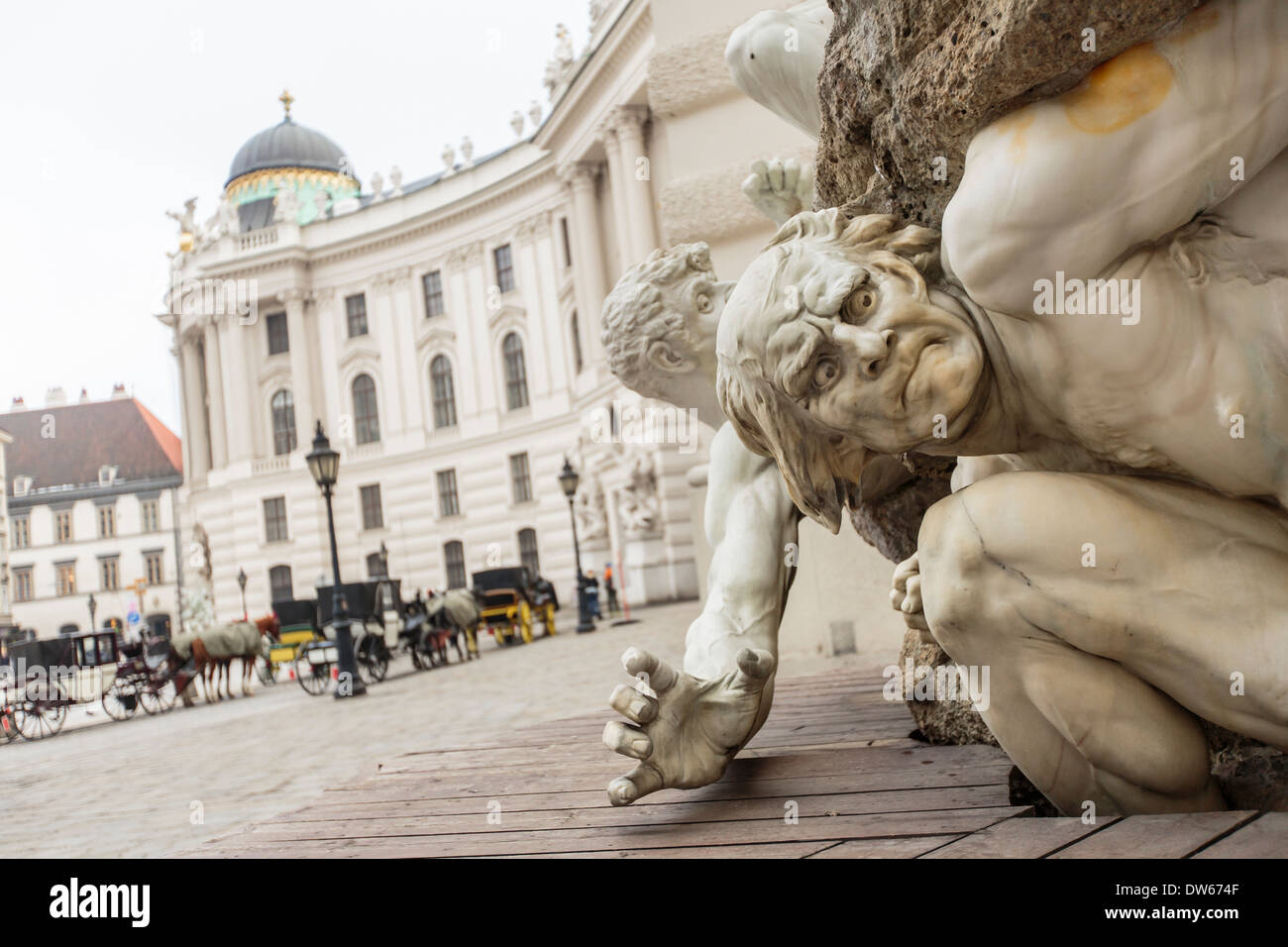 Potere sulla terra fontana al Michaelerplatz a Vienna Foto Stock