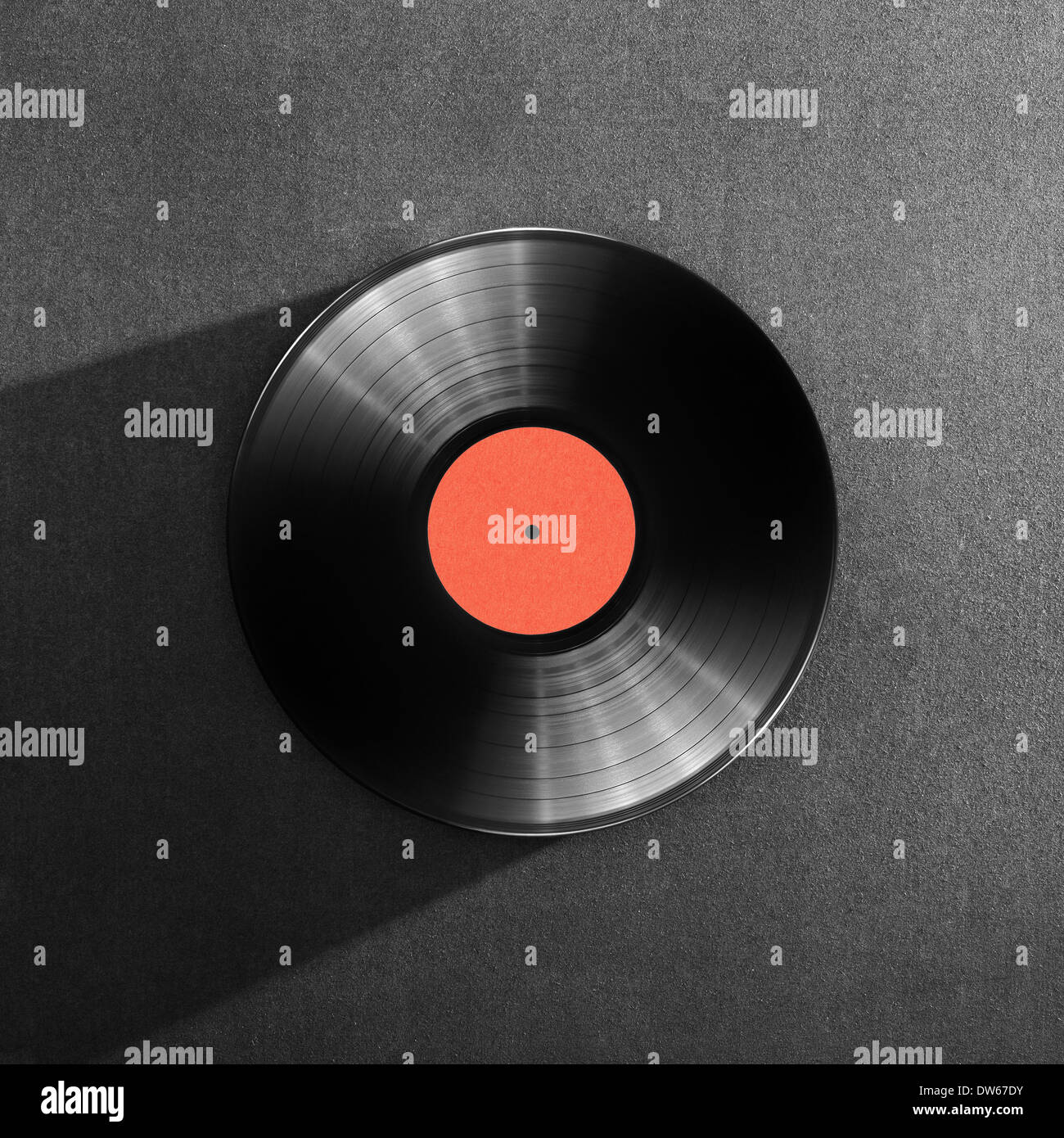 Vinile nero a registrare su uno sfondo scuro Foto Stock