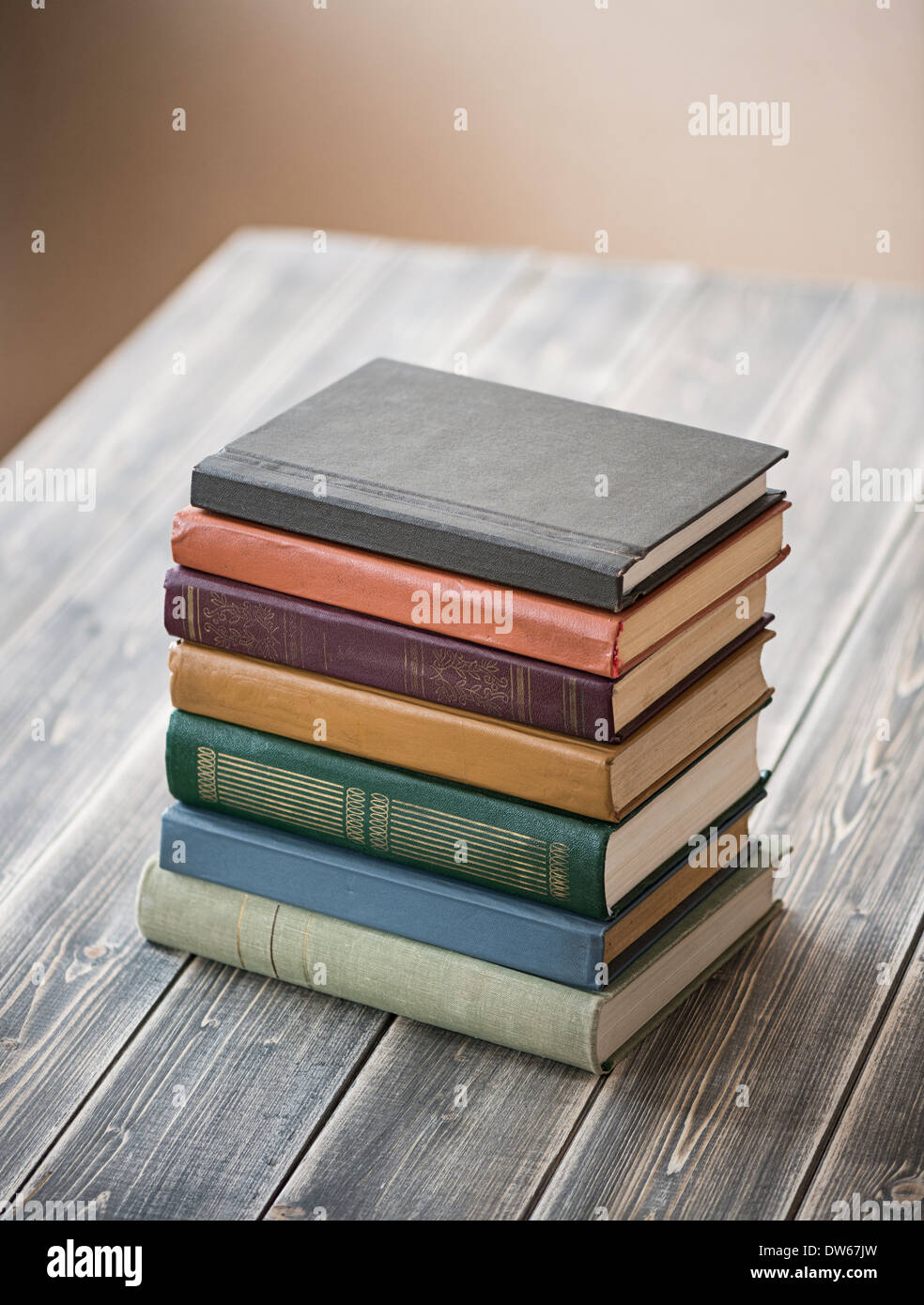 Vecchi libri sul tavolo di legno Foto Stock