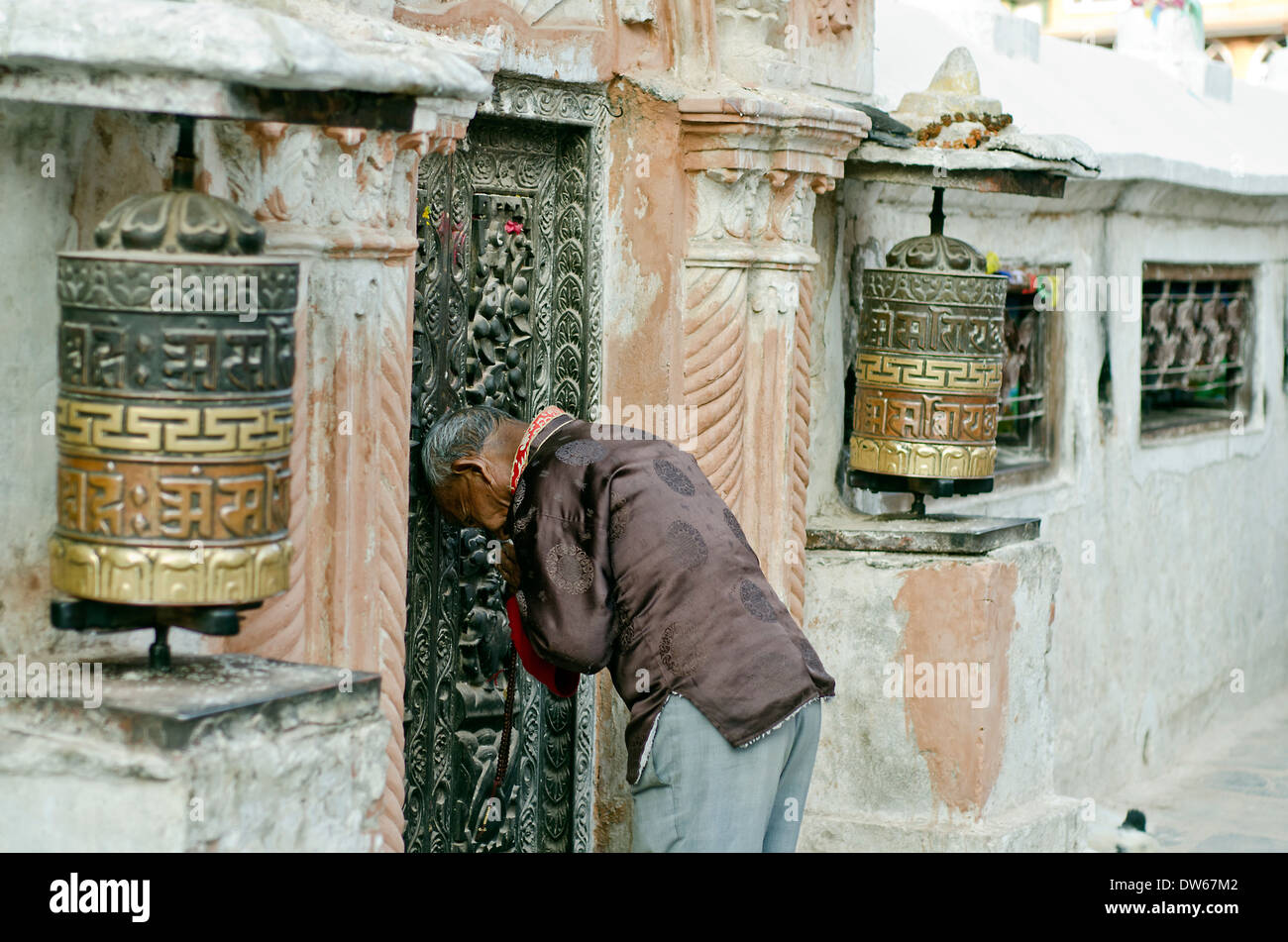 Devoto prega a Boudnath stupa Kathmandu, Nepal Foto Stock
