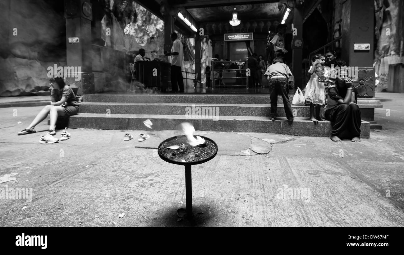 Persone salire centinaia di passi appena a pregare in questo piccolo santuario indù nelle Grotte Batu a nord di Kuala Lumpur, Malesia. Foto Stock