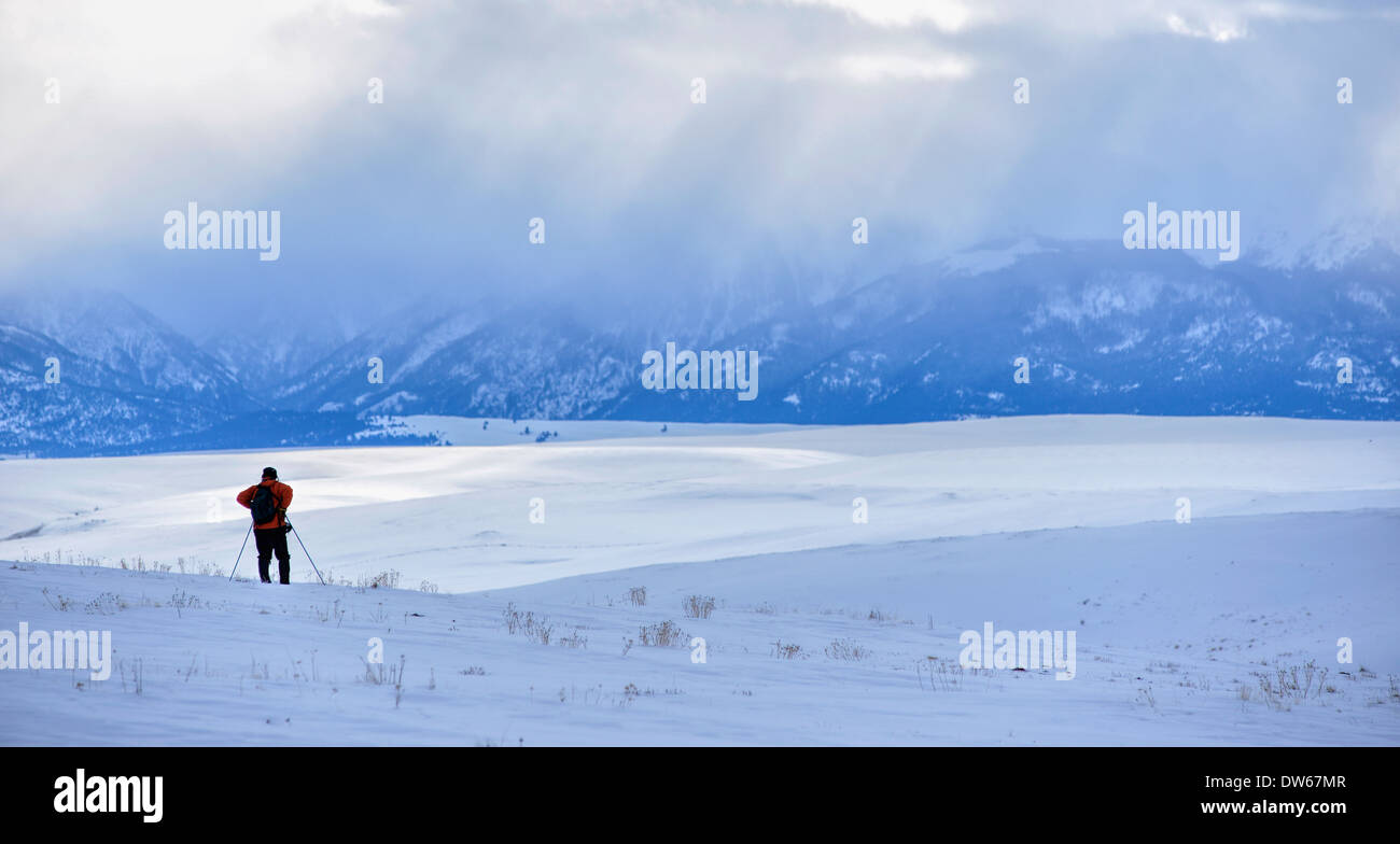 Sciatore che guarda alle montagne Wallowa, Oregon. Foto Stock