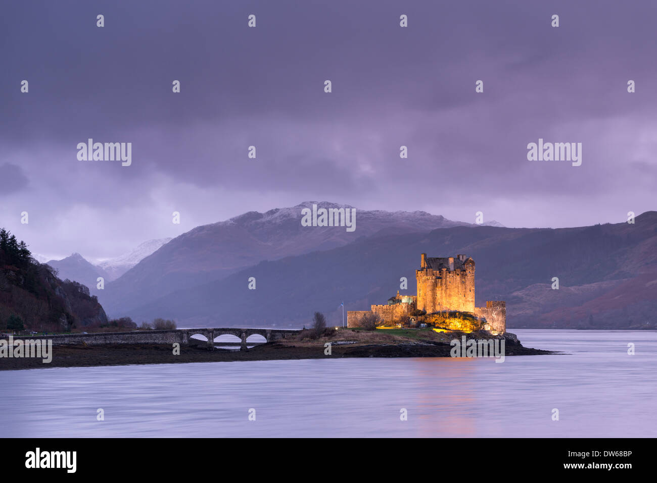 Twilight oltre il Castello Eilean Donan sul Loch Duich, Dornie, Scozia. Inverno (dicembre) 2013. Foto Stock
