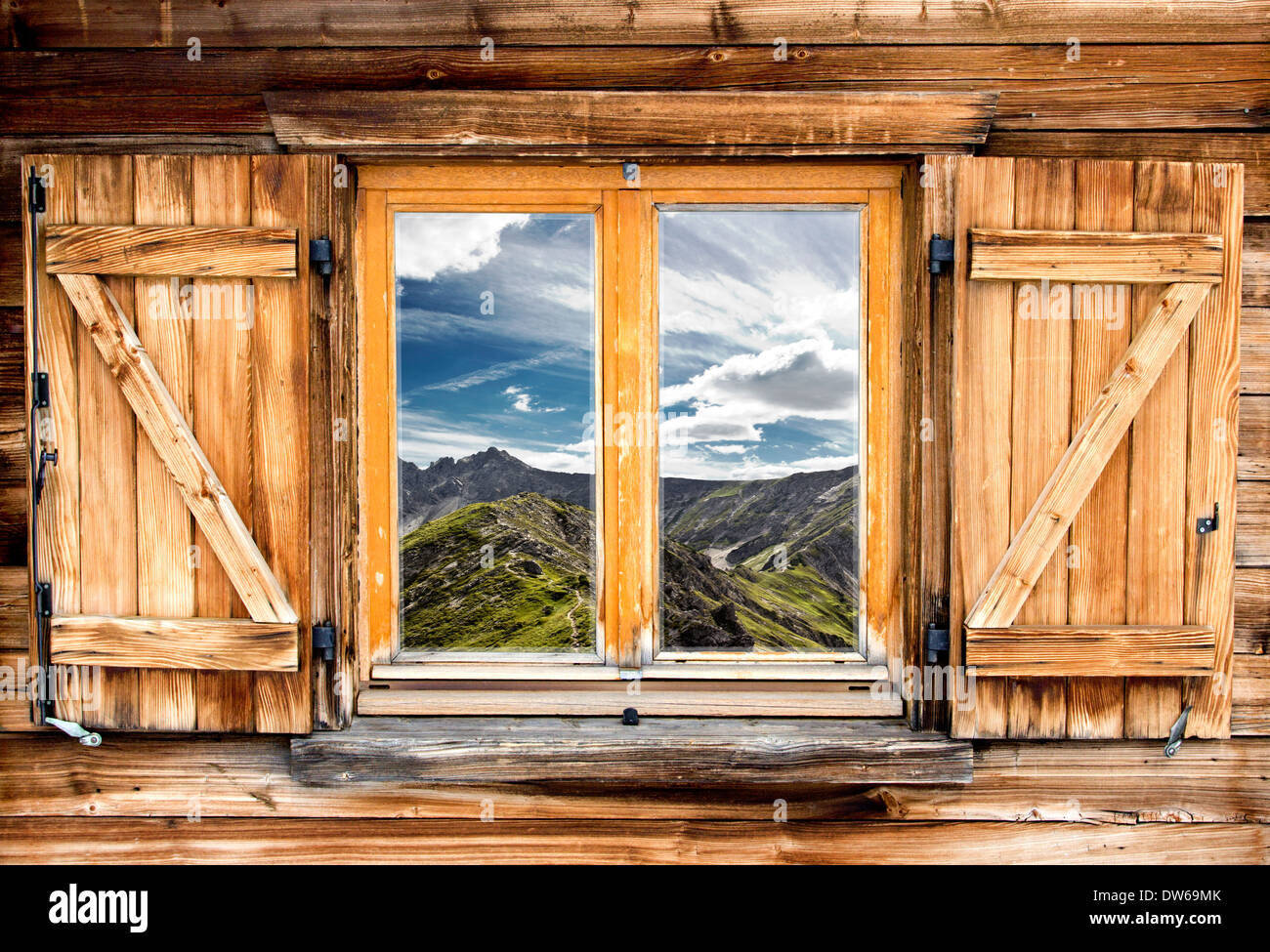 Weathered facciata di una baita di montagna con estate riflessioni di montagna Foto Stock