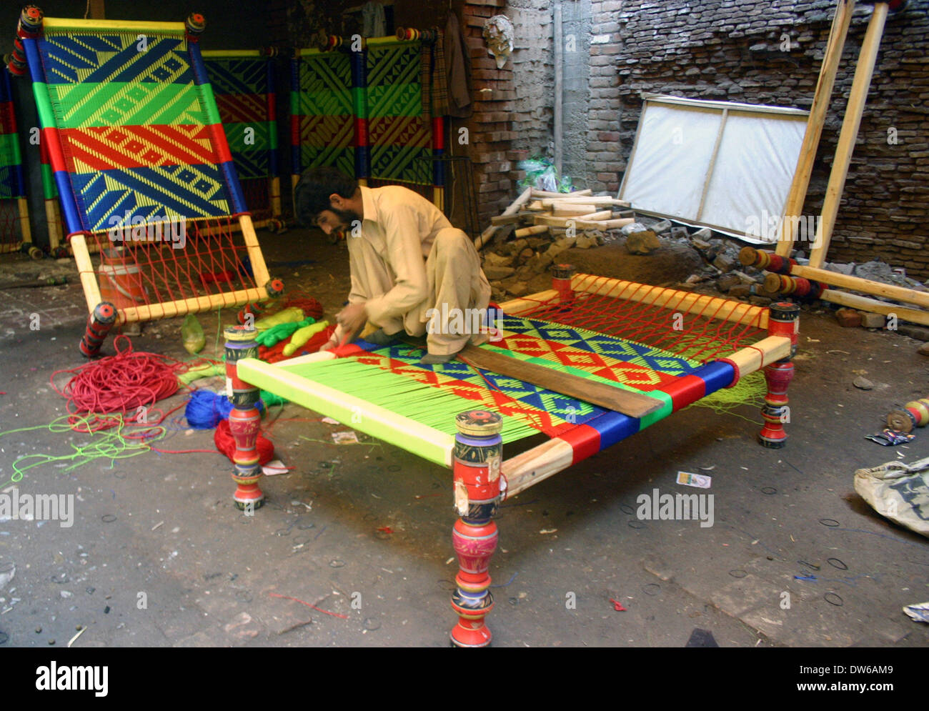 Peshawar. 1 Mar 2014. Un uomo pakistano tesse un semplice letto nel nord-ovest del Pakistan a Peshawar, il 1 marzo 2014. © Ahmad Sidique/Xinhua/Alamy Live News Foto Stock