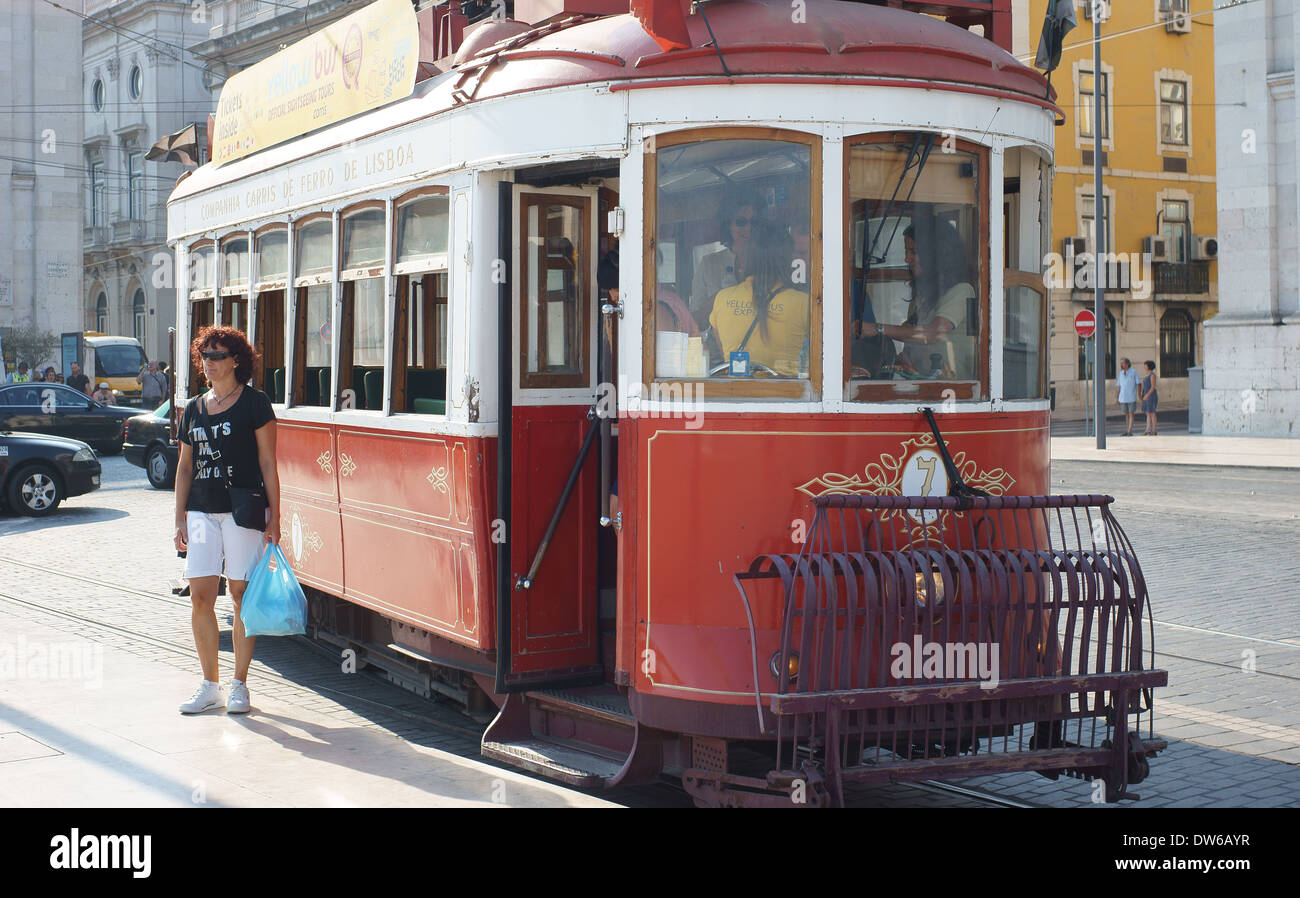 Il vecchio tram rosso Lisbona Foto Stock