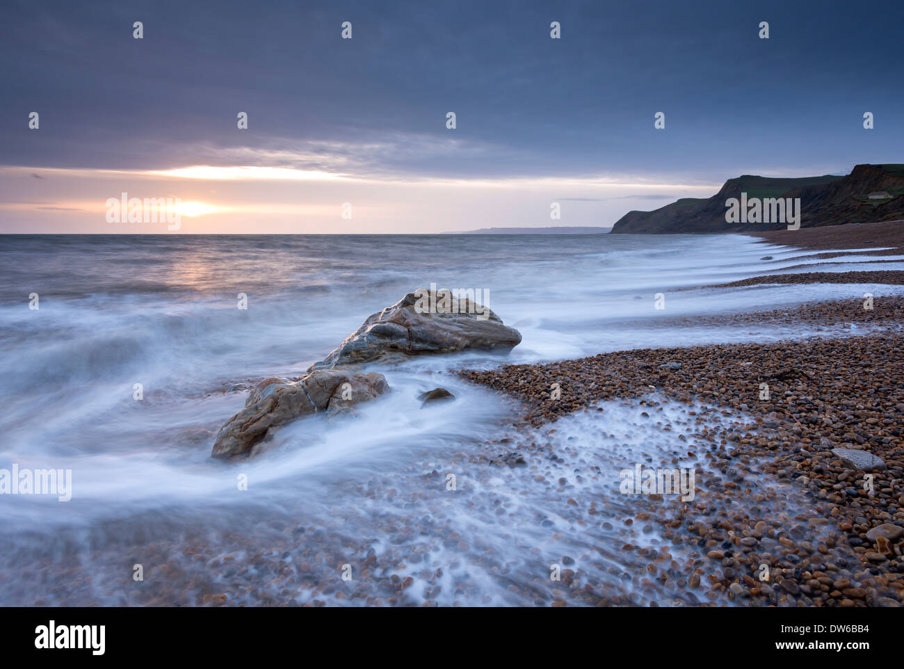 Inverno tramonto sulla spiaggia Eype su Jurassic Coast, Dorset, Inghilterra. Inverno (gennaio) 2014. Foto Stock