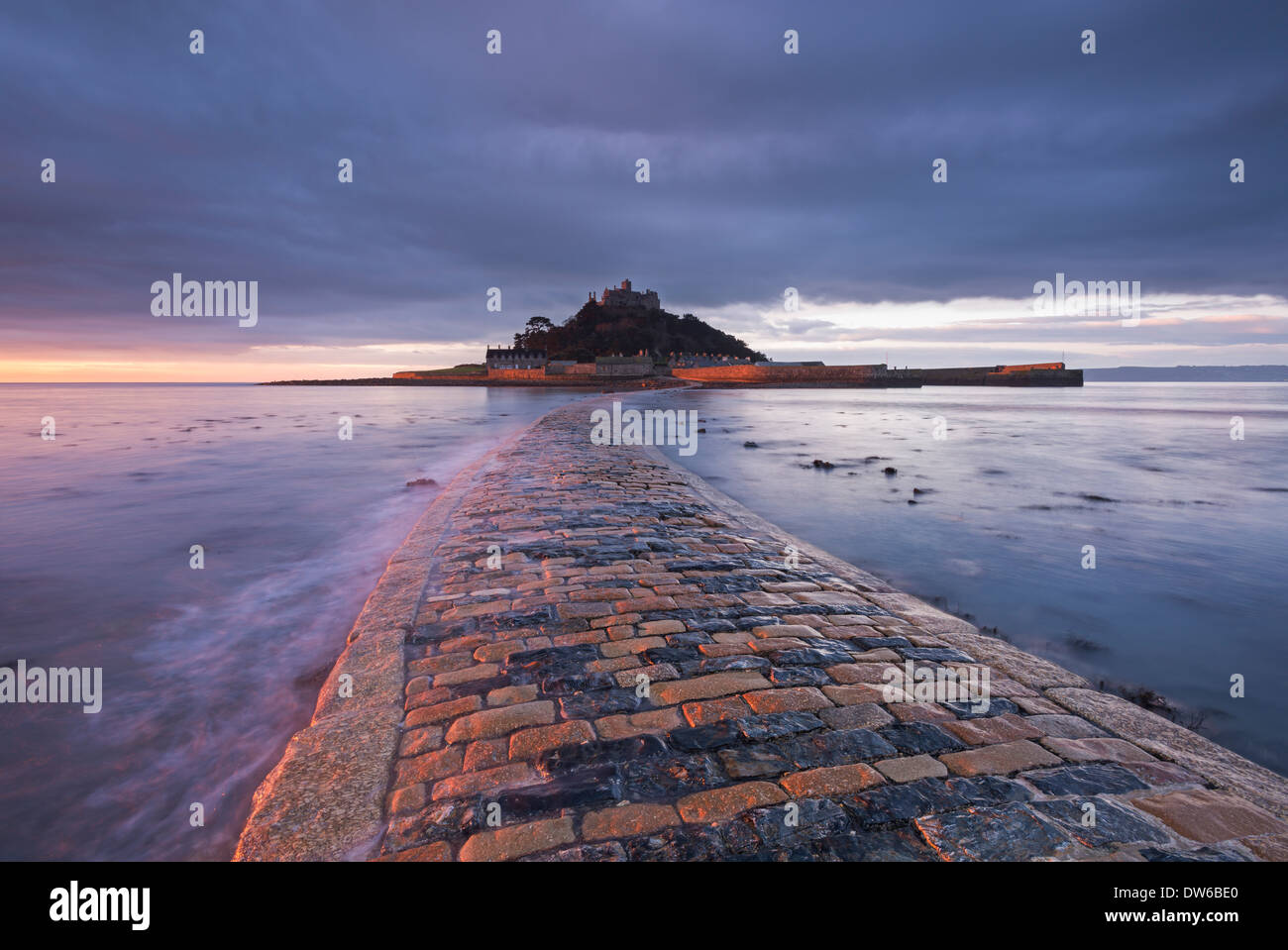 St Michael's Mount e la Causeway all'alba, Marazion, Cornwall, Inghilterra. Inverno (gennaio) 2014. Foto Stock