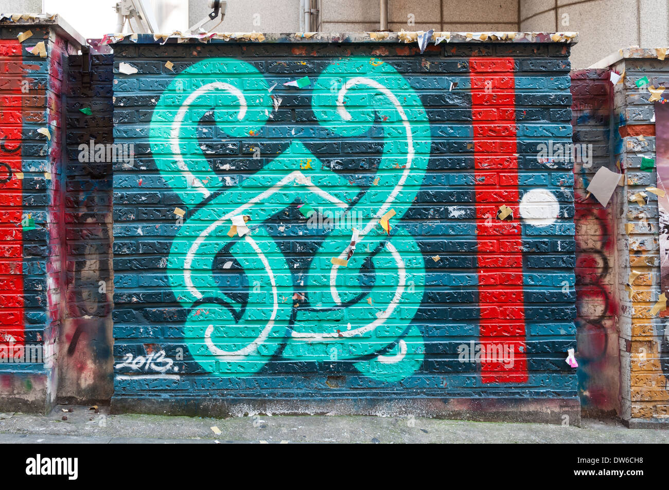 Graffiti sulle pareti di strada nel quartiere Hongdae di Seoul, Corea del Sud. Foto Stock