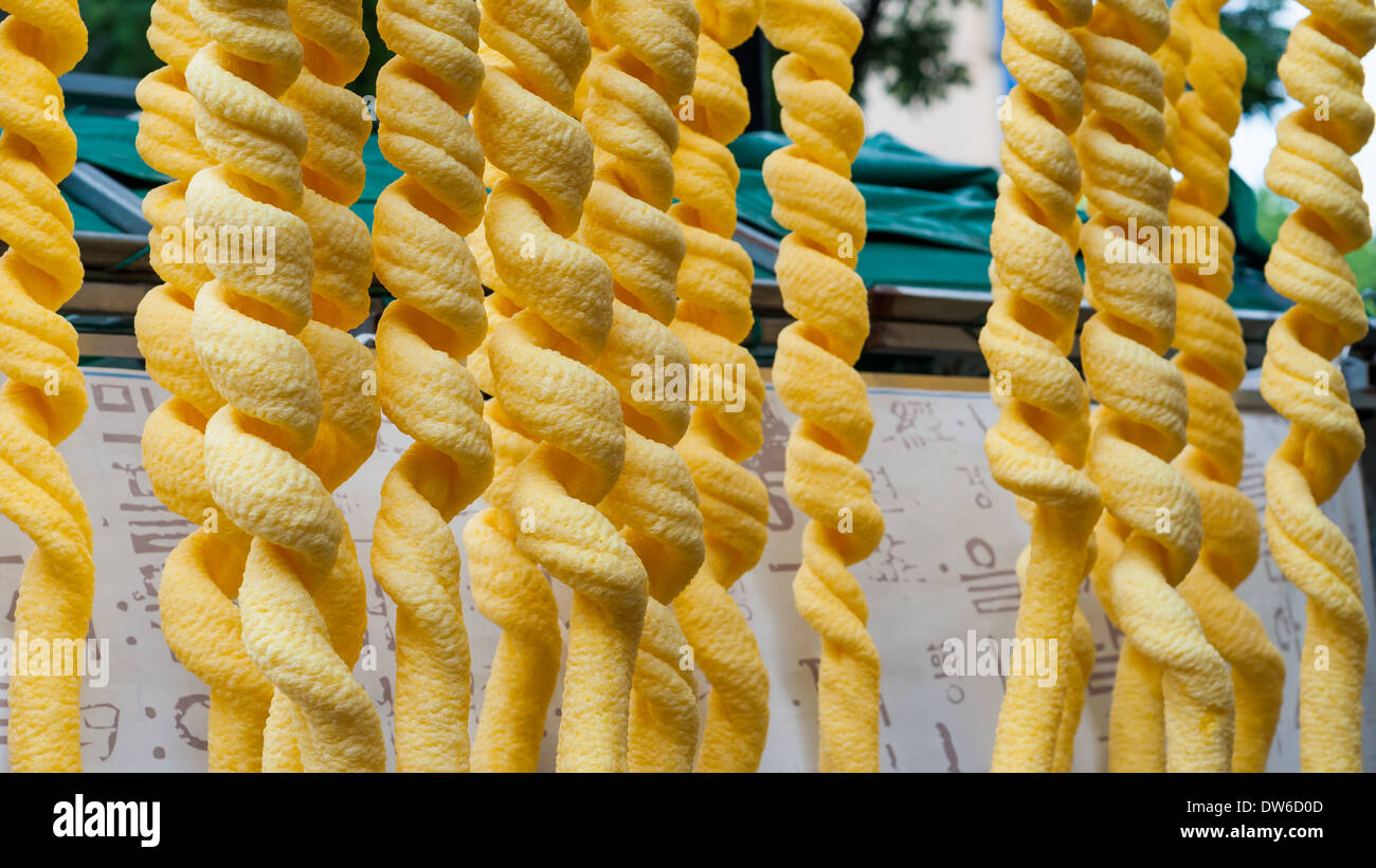 Queste strane voci snack appendere da un venditore ambulante in Insadong, Seul. Foto Stock