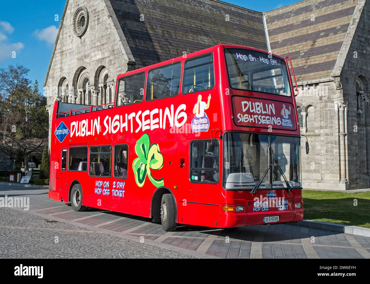 Autobus turistico davanti alla cappella di Glasnevin ( prospettiva ) cimitero, Dublino, Irlanda Foto Stock