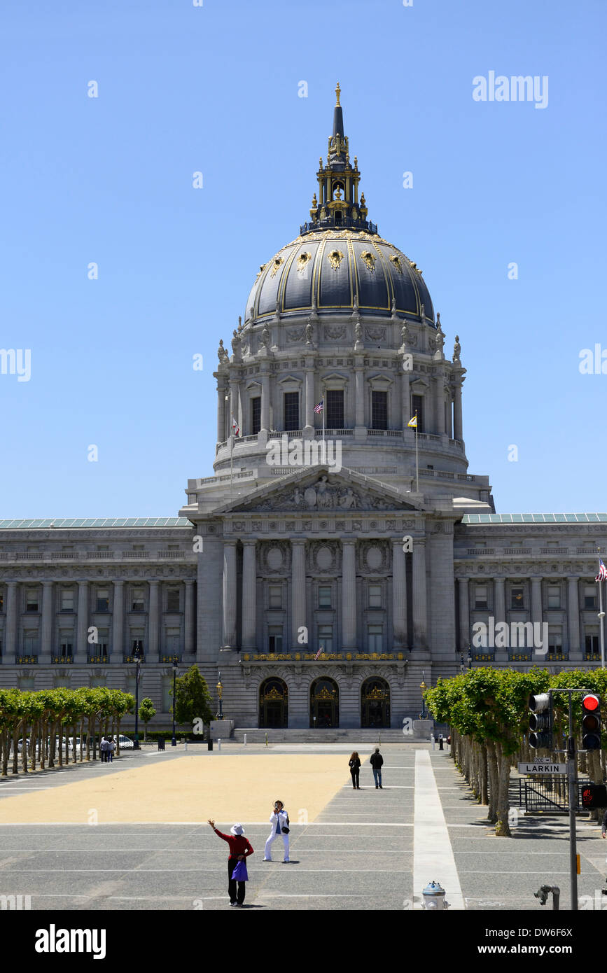 San Francisco city hall plaza la costruzione di edifici governativi storica pietra miliare della storia del turismo della California negli Stati Uniti Foto Stock