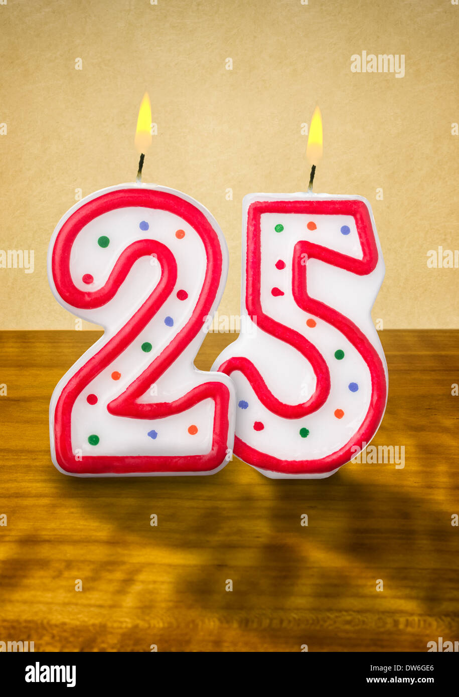 Compleanno di masterizzazione numero di candele 25 Foto Stock