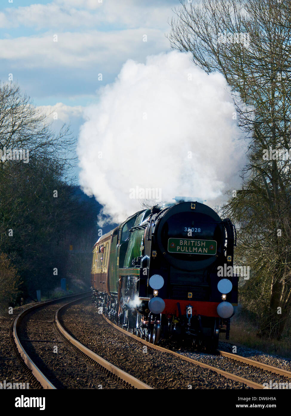 Brockham, Dorking, Surrey. Sabato 1 marzo 2014. Il VS Orient Express locomotiva a vapore BR(S) Marina Mercantile Clan Classe Linea 4-6-2 n. 35028 'Escursione con pranzo' velocità attraverso le colline del Surrey nel Surrey, 1500hrs sabato 1 marzo 2014 lungo il tragitto per la stazione di London Victoria. Credito: Foto di Lindsay Constable/ Alamy Live News Foto Stock