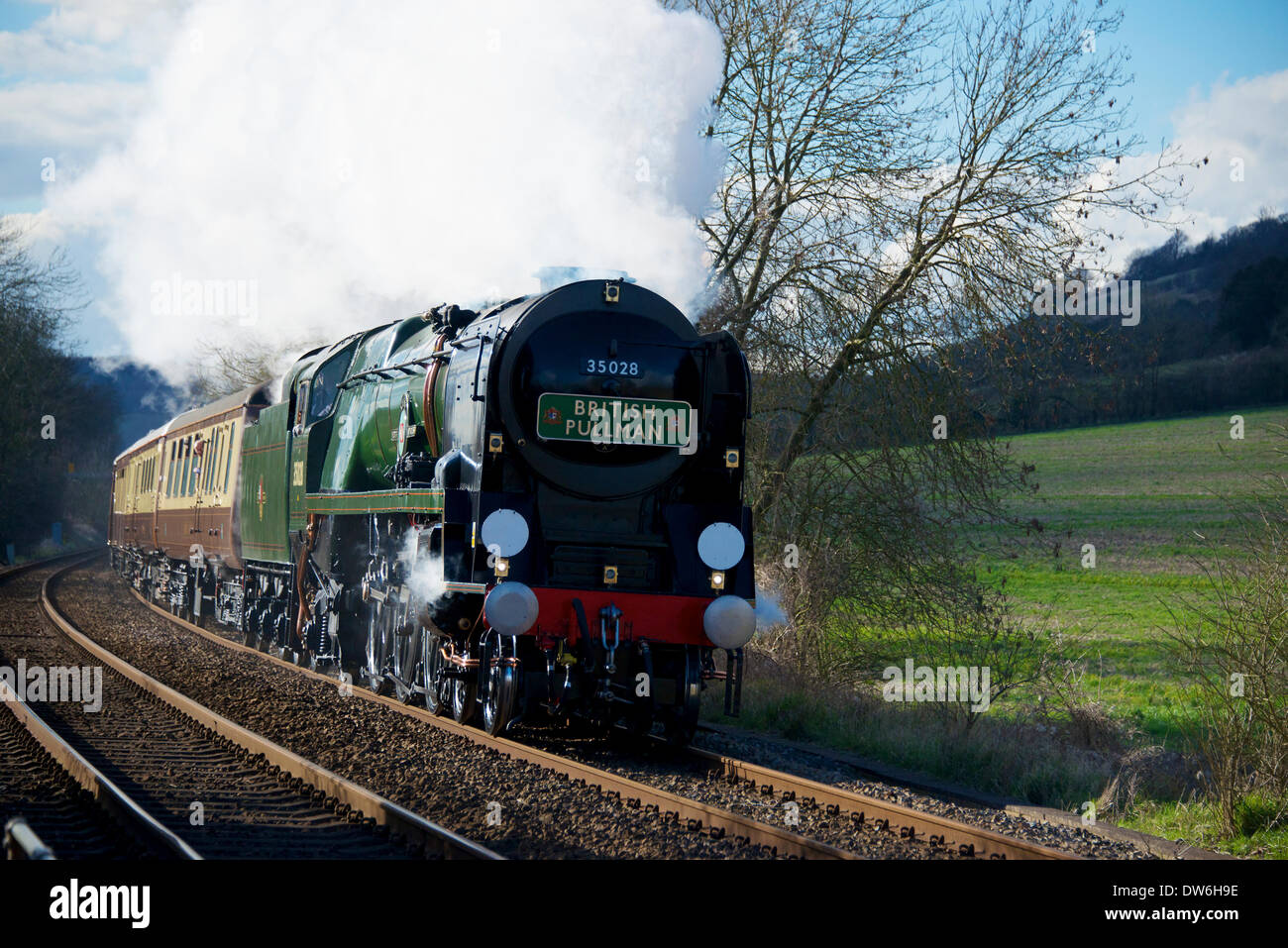 Brockham, Dorking, Surrey. Sabato 1 marzo 2014. Il VS Orient Express locomotiva a vapore BR(S) Marina Mercantile Clan Classe Linea 4-6-2 n. 35028 'Escursione con pranzo' velocità attraverso le colline del Surrey nel Surrey, 1500hrs sabato 1 marzo 2014 lungo il tragitto per la stazione di London Victoria. Credito: Foto di Lindsay Constable/ Alamy Live News Foto Stock