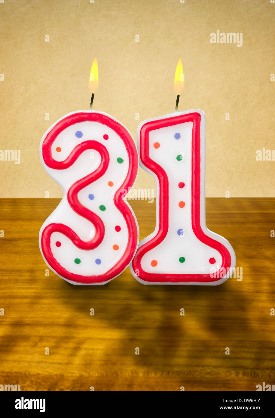 Masterizzazione di candele di compleanno numero 31 Foto stock - Alamy