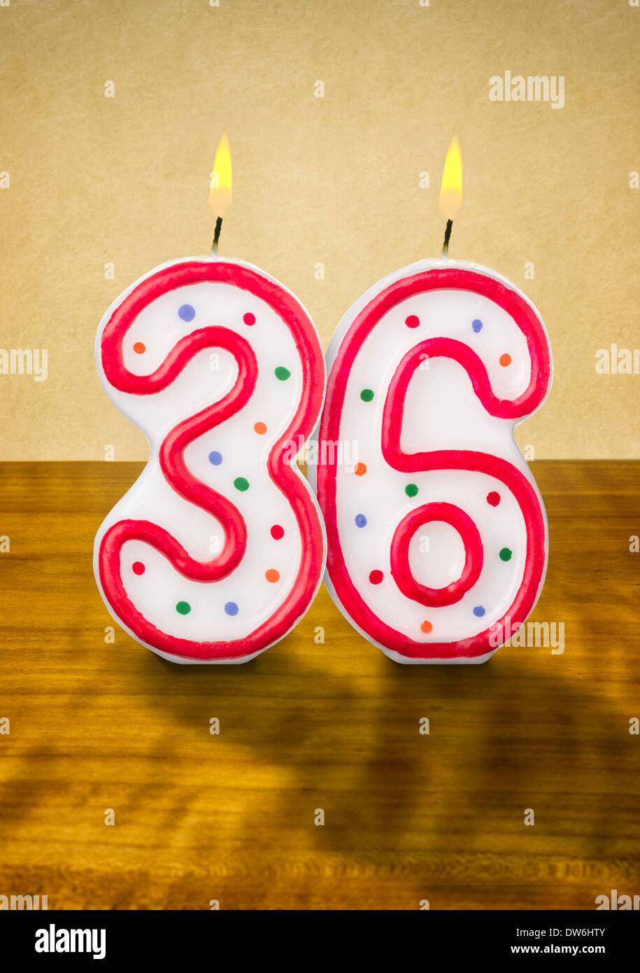 Masterizzazione di candele di compleanno numero 36 Foto Stock