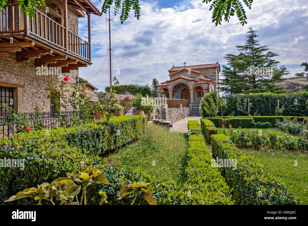 Bellissimo giardino in Meteora Agio Stefano monastero in Grecia Foto Stock