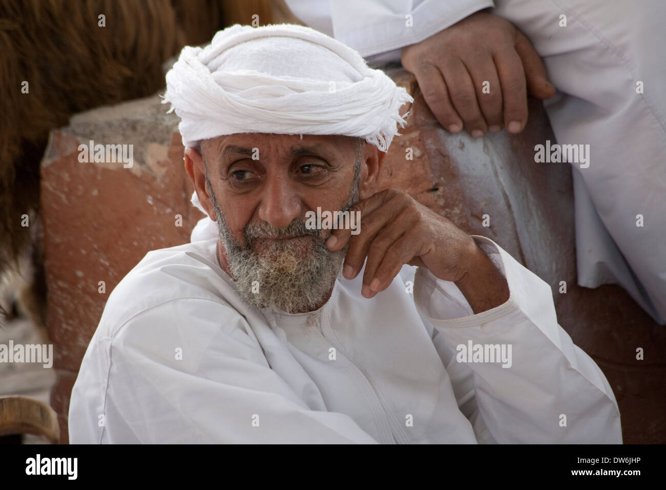 Il vecchio uomo presso gli agricoltori settimanale mercato del bestiame Nizwa Oman Foto Stock