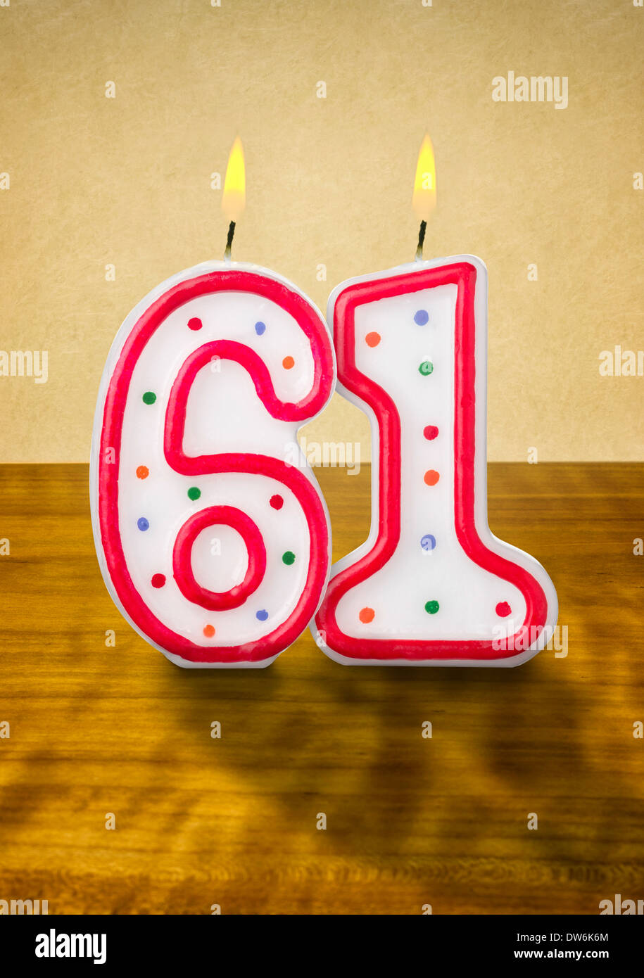 Compleanno di masterizzazione numero di candele 61 Foto stock - Alamy