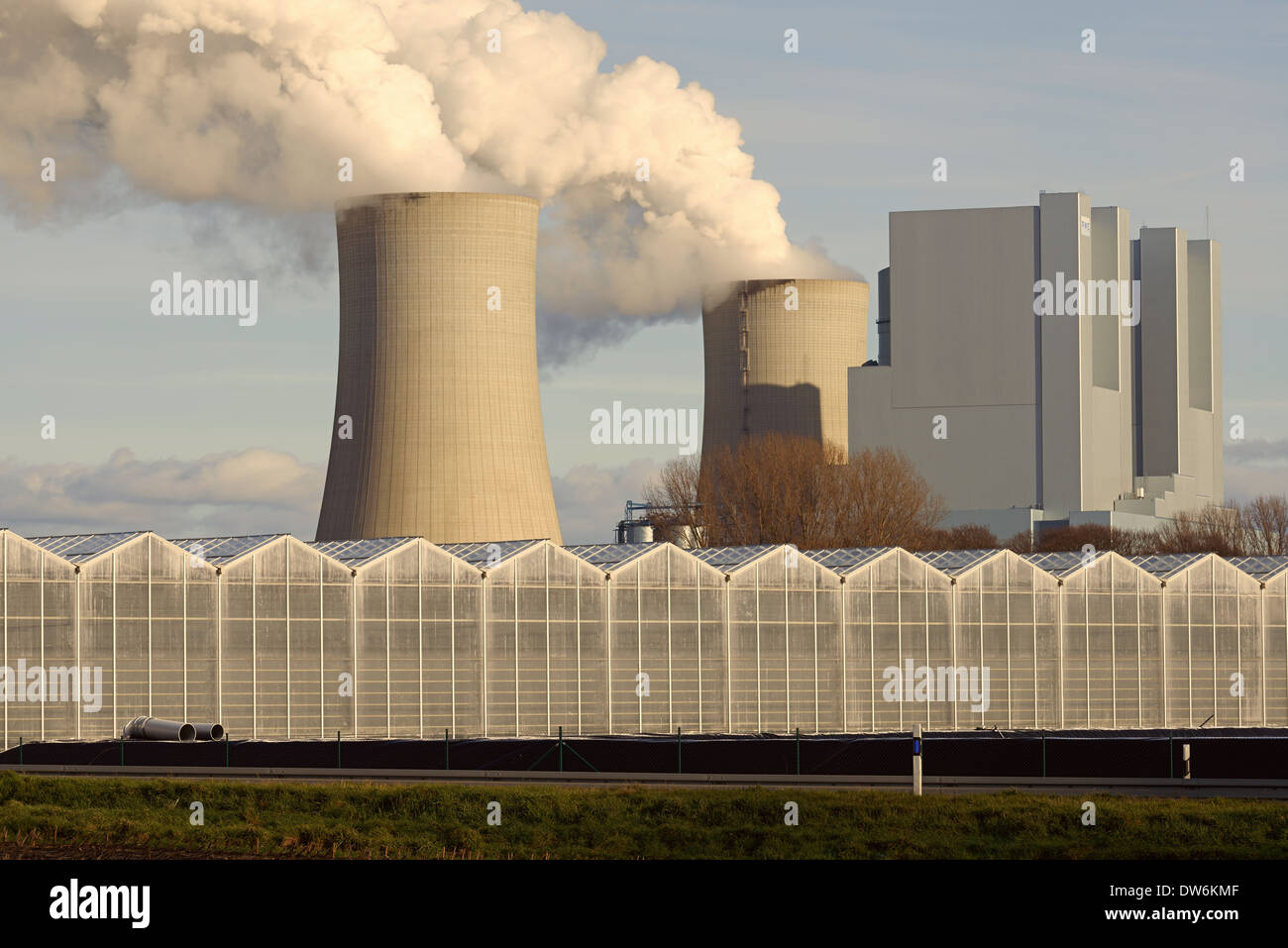Serre commerciali utilizzando aria calda proveniente da una stazione di alimentazione Foto Stock