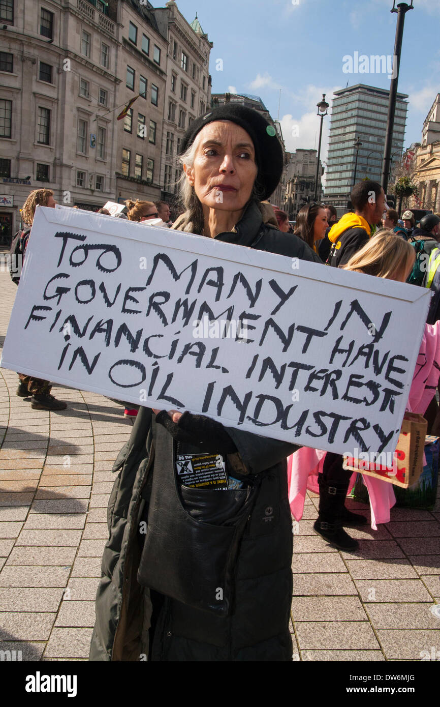 Londra, 1 marzo 2014. Londra marzo contro la corruzione governativa. Nella foto: una donna di cartellone accusa il governo di commerciale di clientelismo. Credito: Paolo Davey/Alamy Live News Foto Stock