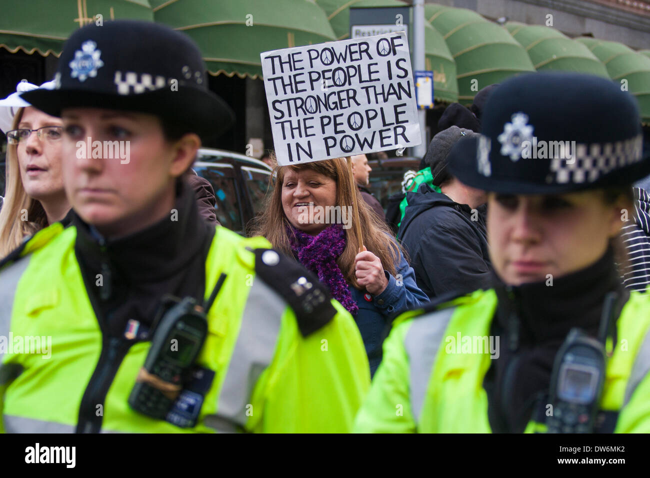 Londra, 1 marzo 2014. Londra marzo contro la corruzione governativa. Nella foto: una donna di cartello portato un avvertimento per quelli nel governo. Credito: Paolo Davey/Alamy Live News Foto Stock