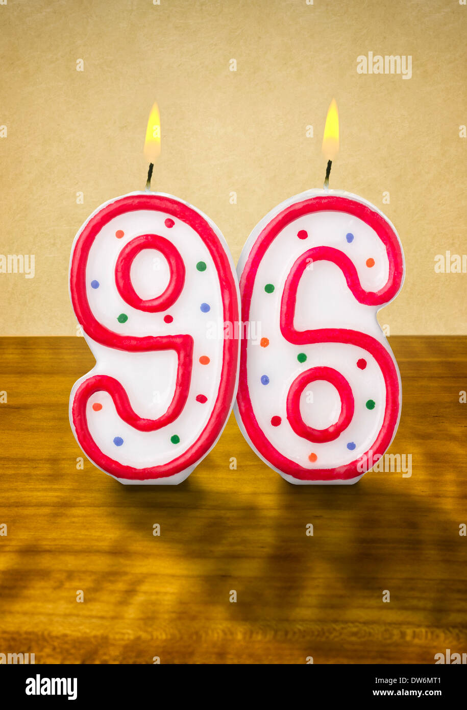 Masterizzazione di candele di compleanno numero 96 Foto Stock