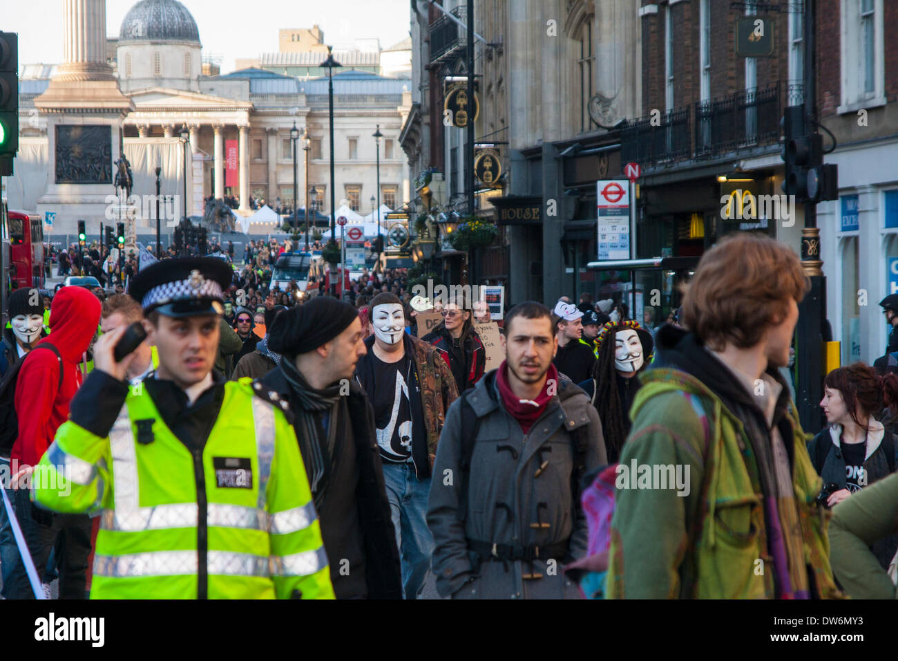 Londra, 1 marzo 2014. Londra marzo contro la corruzione governativa. Nella foto: manifestanti contro la corruzione governativa marzo giù Whitehall verso Piazza del Parlamento. Credito: Paolo Davey/Alamy Live News Foto Stock