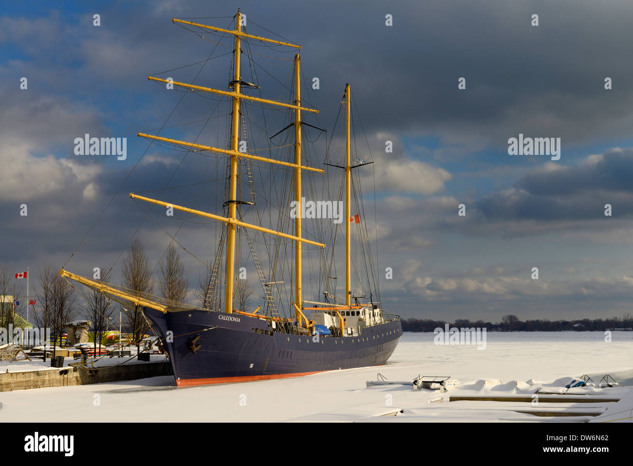 Recentemente ammodernato caledonia tall ship bloccato in ghiaccio e neve nel porto di Toronto il lago Ontario Foto Stock