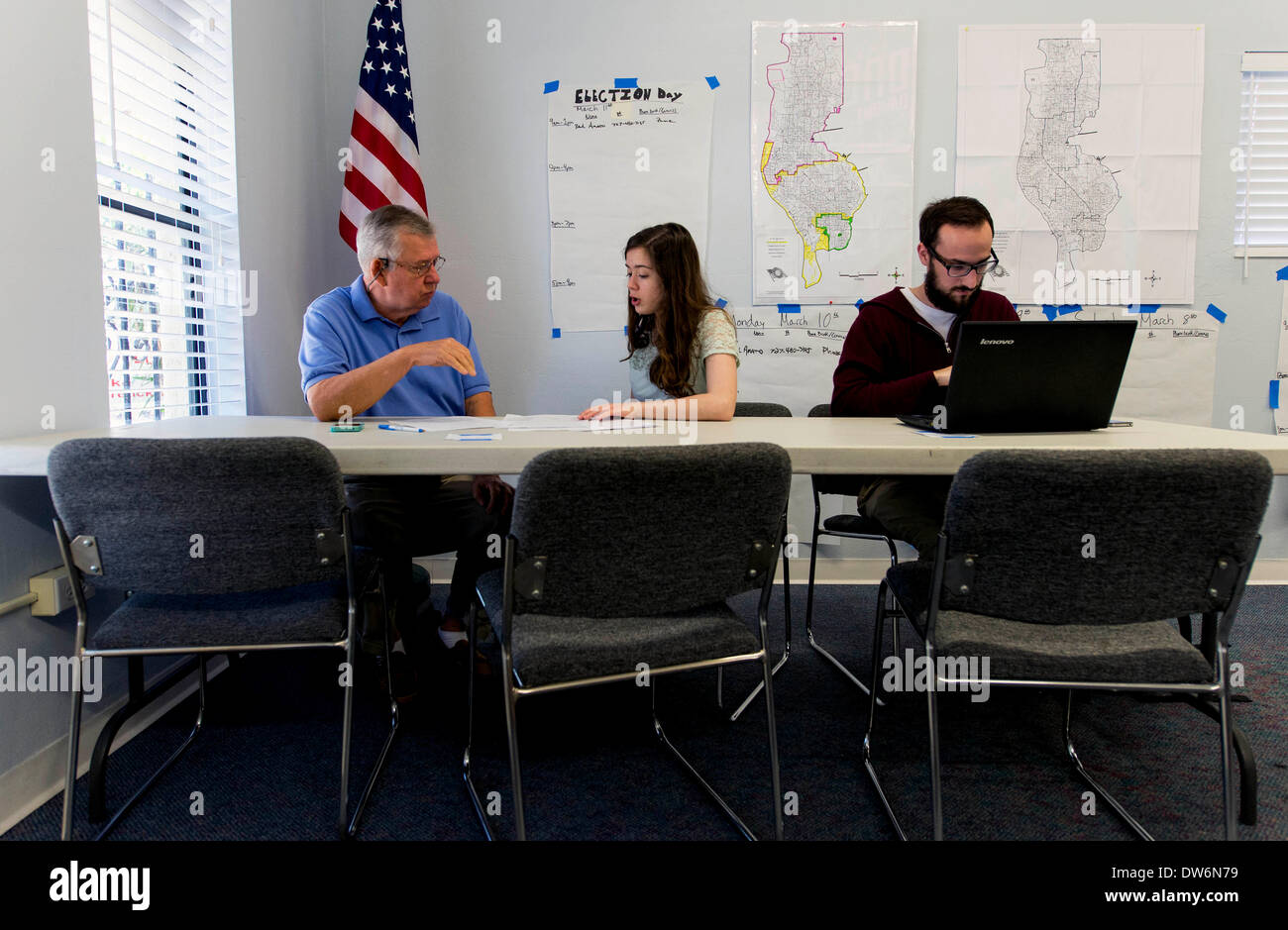 Marzo. 01, 2014 - San Pietroburgo, Florida, Stati Uniti - Come staffer JOE subacqueo, diritto, lavora sul suo computer, MALLORY STEWART ROBINSON incarica di volontariato banchiere telefono BILL HAUGHEY in come effettuare chiamate per conto di Alex Lavello, candidato democratico in Florida del XIII quartiere congressuale gara. Lavandino, il Repubblicano David Jolly e libertaria Lucas Overby sono in lizza per il posto lasciato aperto quando da lungo tempo dal congressista Bill giovane morì nel mese di ottobre del 2013. La speciale elezione si terrà il Martedì, Marzo 11.(Immagine di credito: © Brian Cahn/ZUMAPRESS.com) Foto Stock