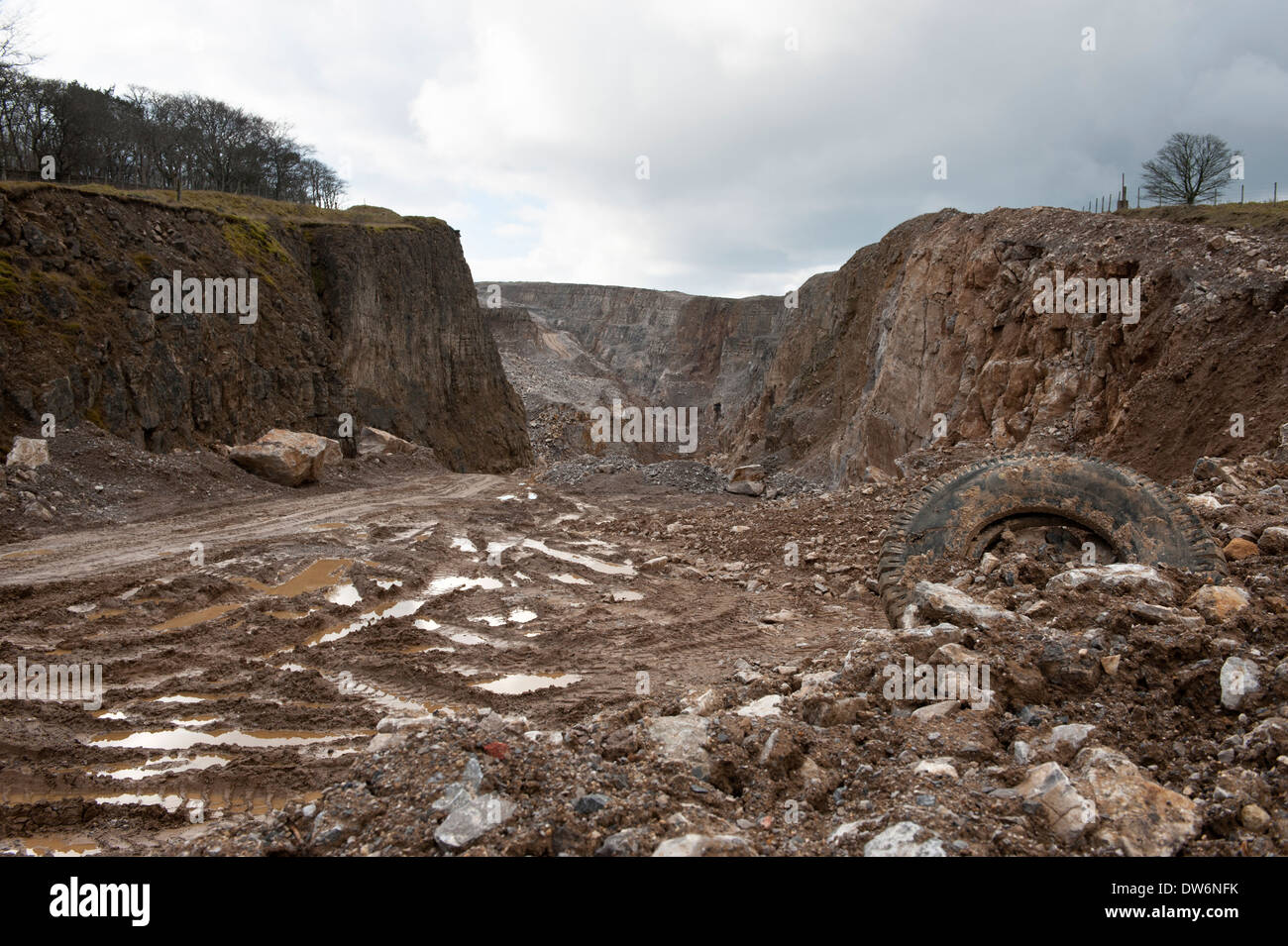 A cielo aperto il sito di estrazione di minerali ad elevata inclinazione bordo Longstone nel Derbyshire Foto Stock