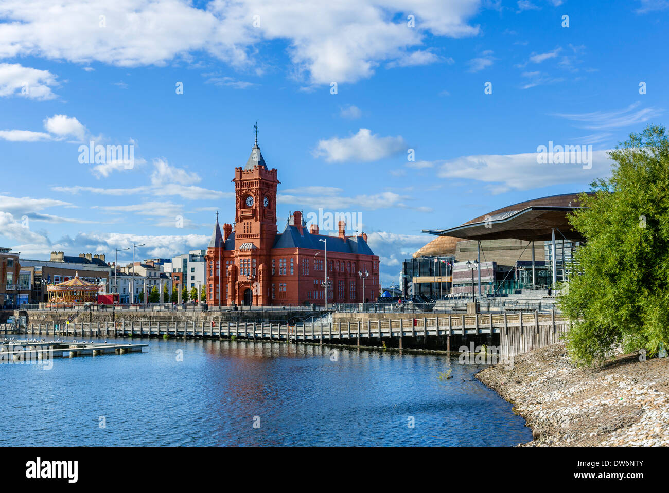 Storico Edificio Pierhead dell Assemblea nazionale del Galles con il gruppo edificio a destra, la Baia di Cardiff, Cardiff Wales, Regno Unito Foto Stock